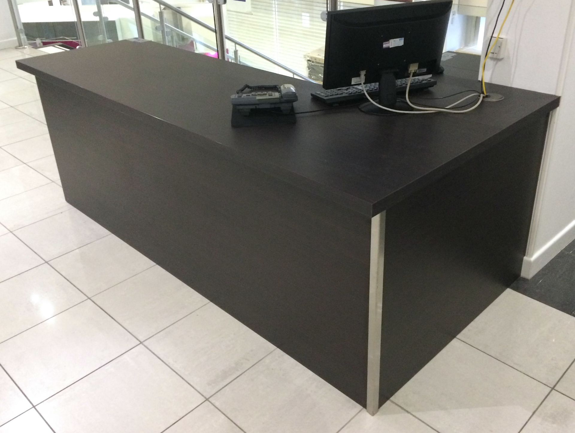 A JJO Avola Truffle L Shape Desk, 2190 x 660/730 x 660 x 785mm h with 4 drawer Pedestal, 535mm w and - Bild 3 aus 3