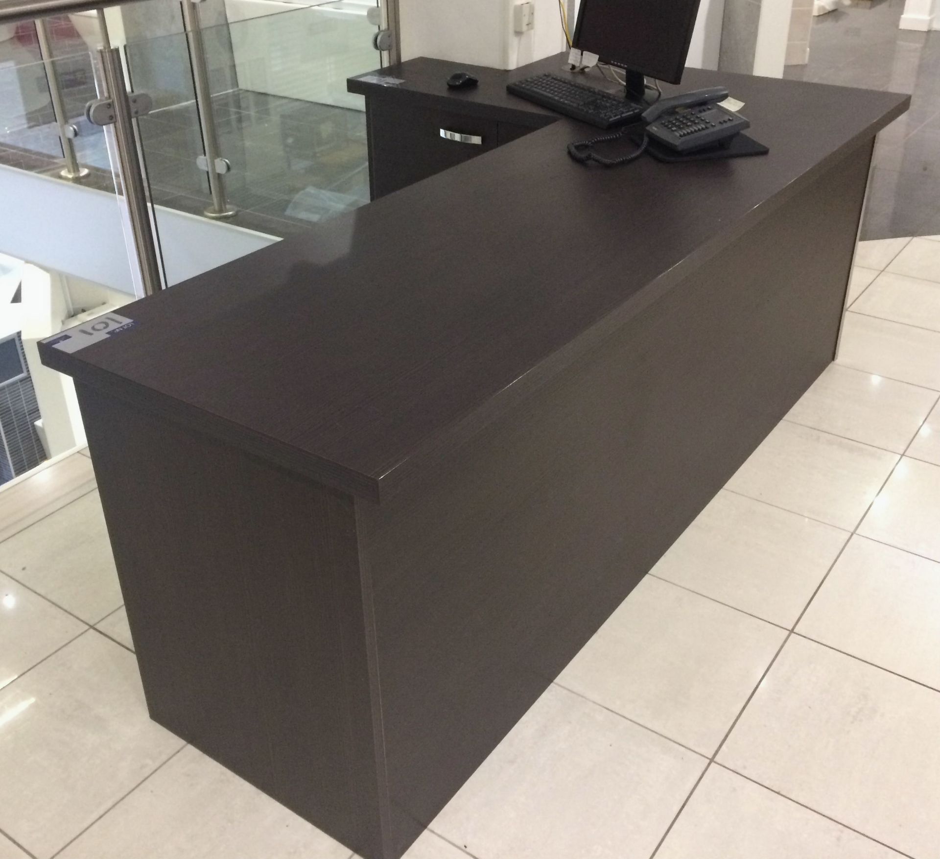 A JJO Avola Truffle L Shape Desk, 2190 x 660/730 x 660 x 785mm h with 4 drawer Pedestal, 535mm w and - Bild 2 aus 3