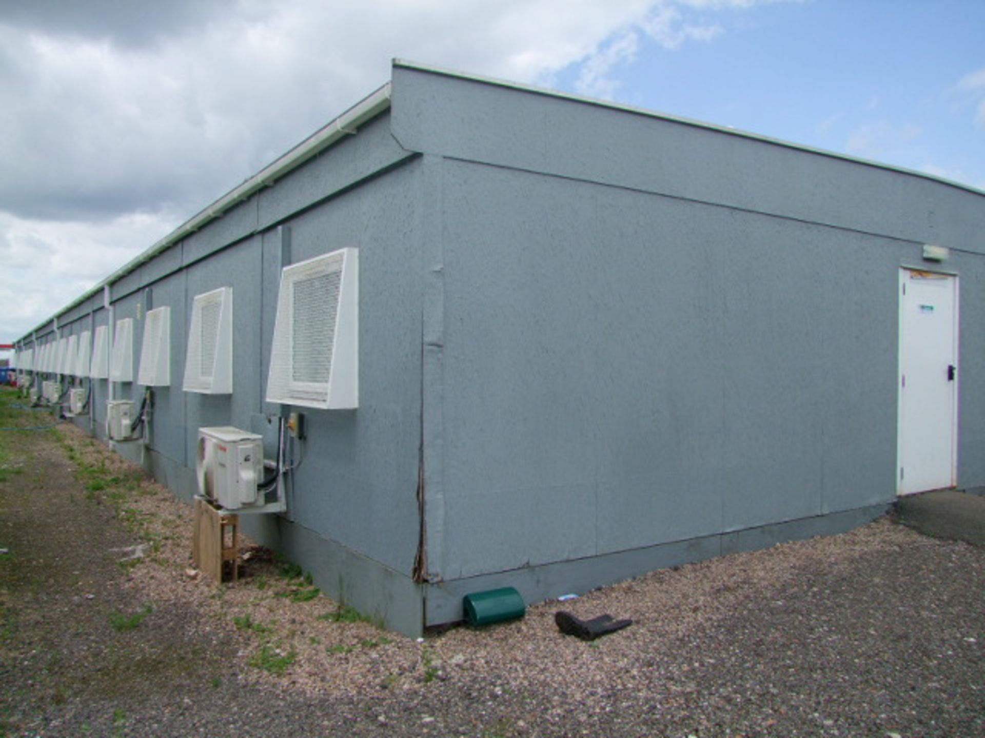 No Reserve Steel Framed Outbuilding comprising 21 x Bays of 32ft x 10ft including Kitchen & Toilets - Image 5 of 12