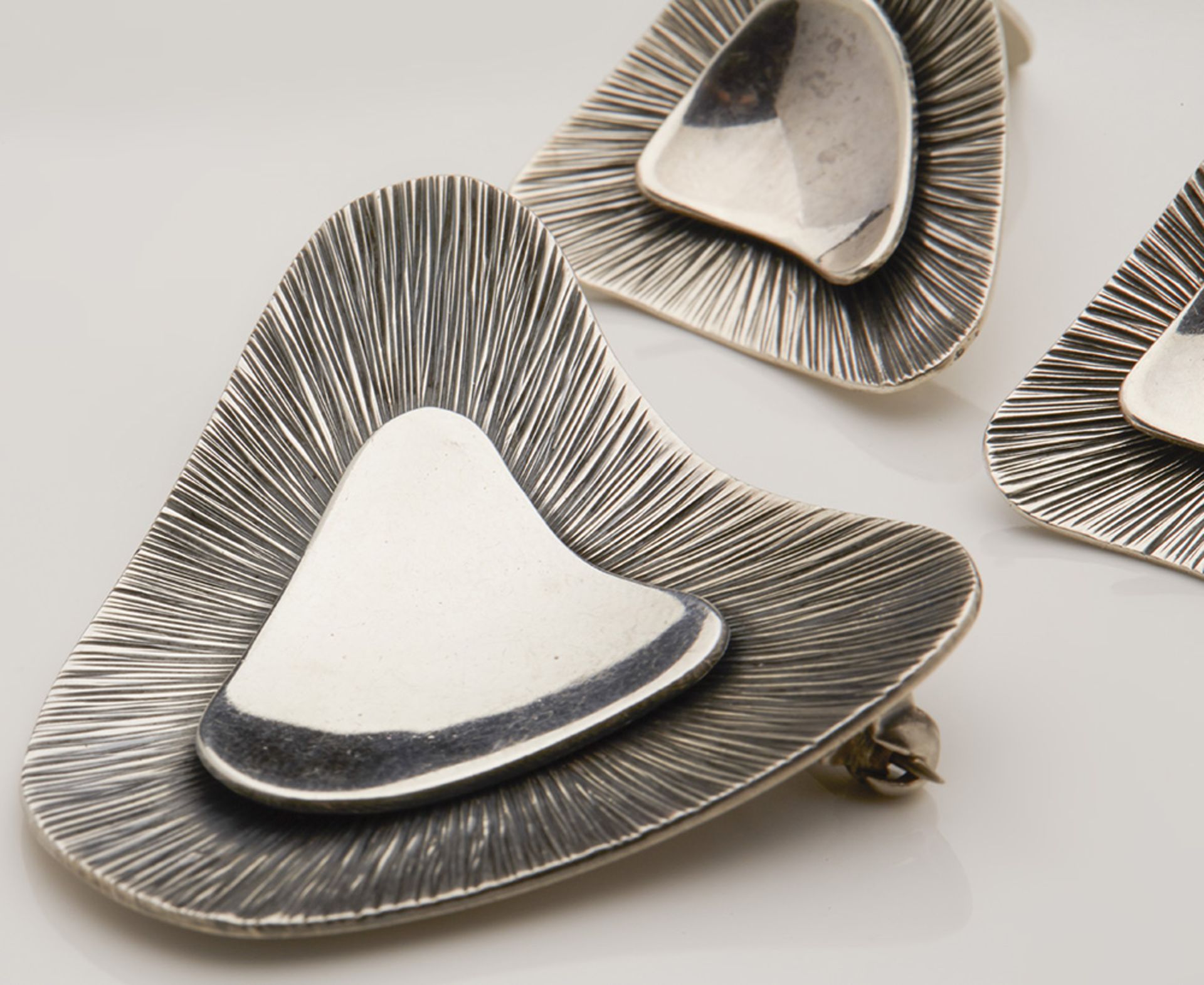 MODERNIST DANISH SILVER BROOCH EARRING SET BY BORESEN & LASSEN - Image 2 of 6