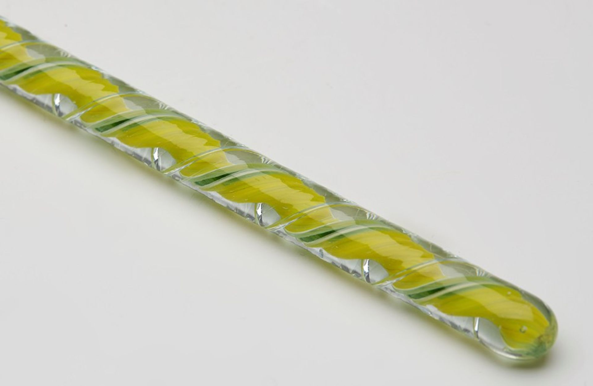 FINE ANTIQUE GLASS BATON WITH RIBBON TWIST DESIGN 19/20TH C. - Image 2 of 5