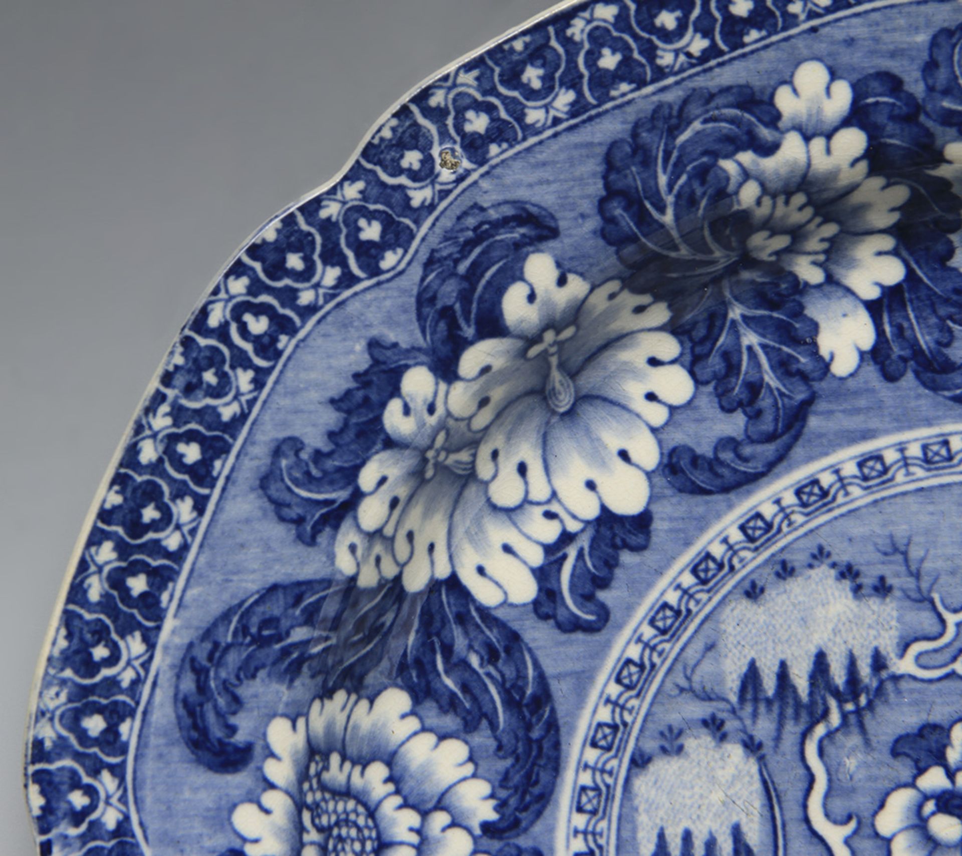 ANTIQUE STAFFORDSHIRE FLORAL SCENE BLUE & WHITE PLATE c.1820 - Image 3 of 10