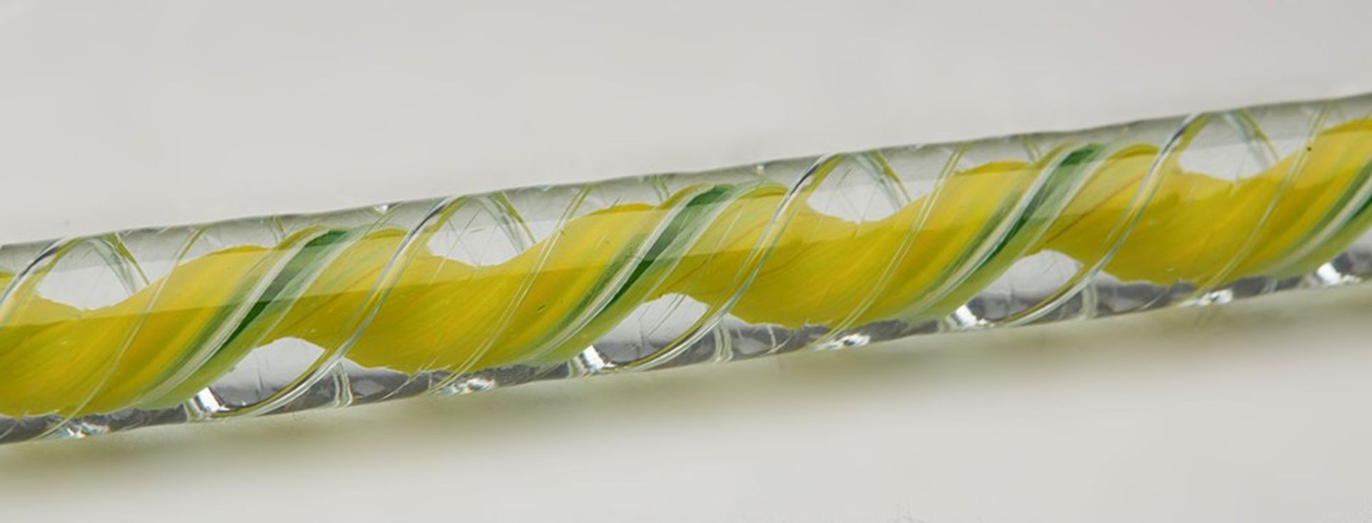 FINE ANTIQUE GLASS BATON WITH RIBBON TWIST DESIGN 19/20TH C. - Image 4 of 5