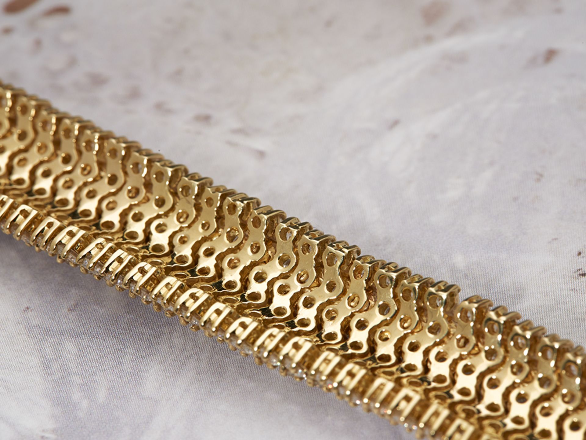 18k Yellow Gold 49.00ct Diamond Cluster Link Bracelet - Image 4 of 5