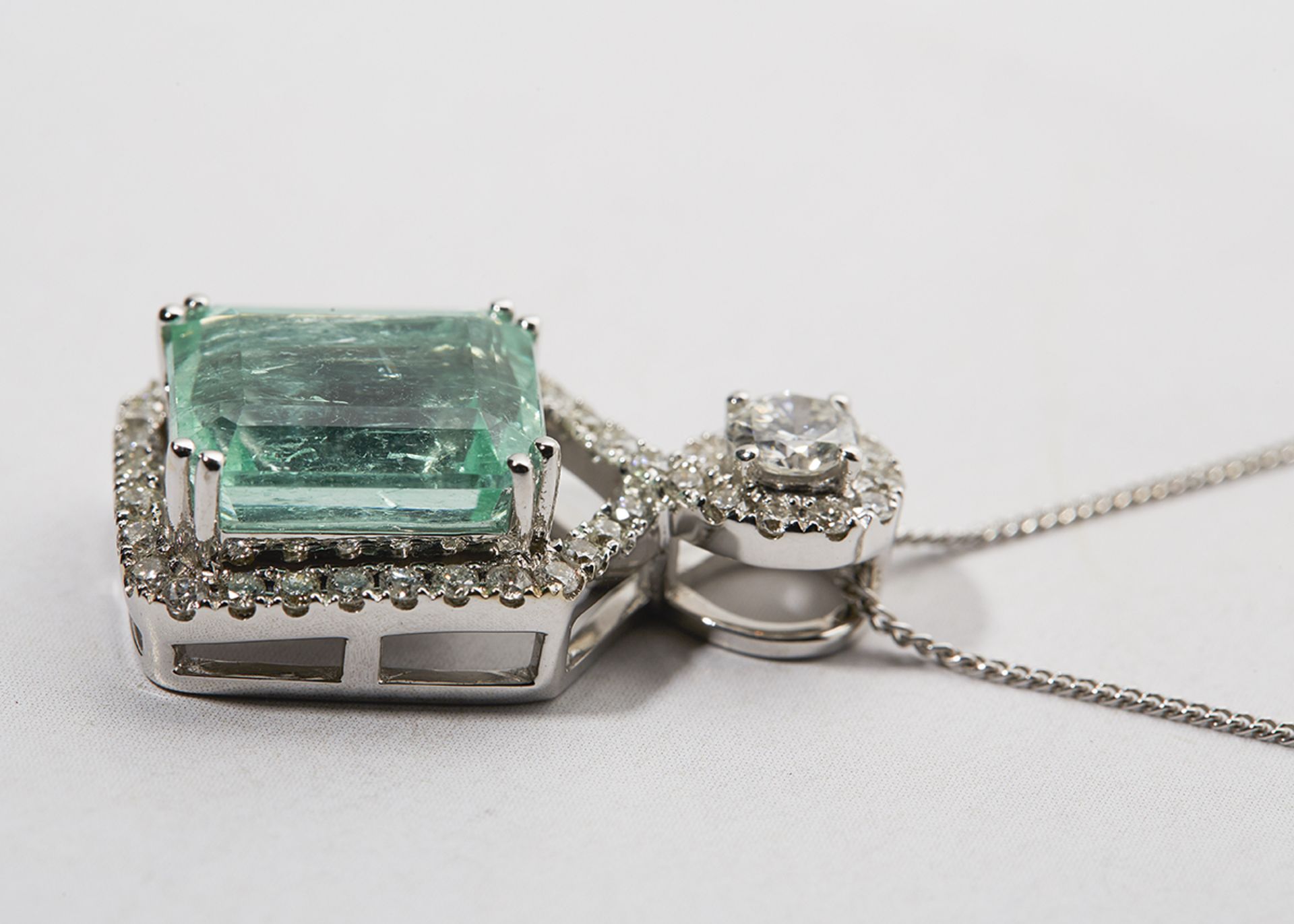 18k White Gold 5.00ct Colombian Emerald & 0.66ct Diamond Necklace - Image 2 of 7