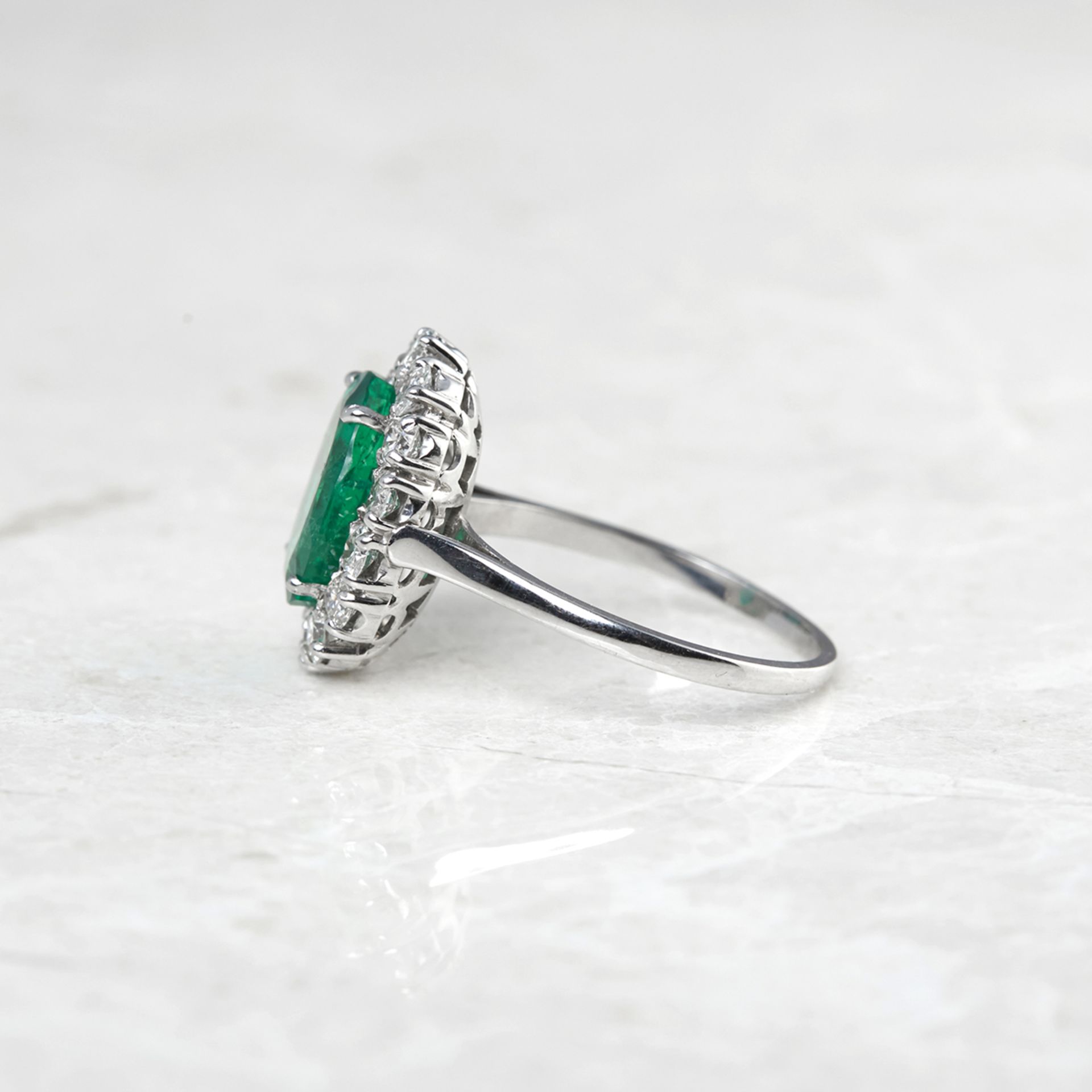 18k White Gold 4.60ct Colombian Emerald & 2.00ct Diamond Ring - Image 5 of 6