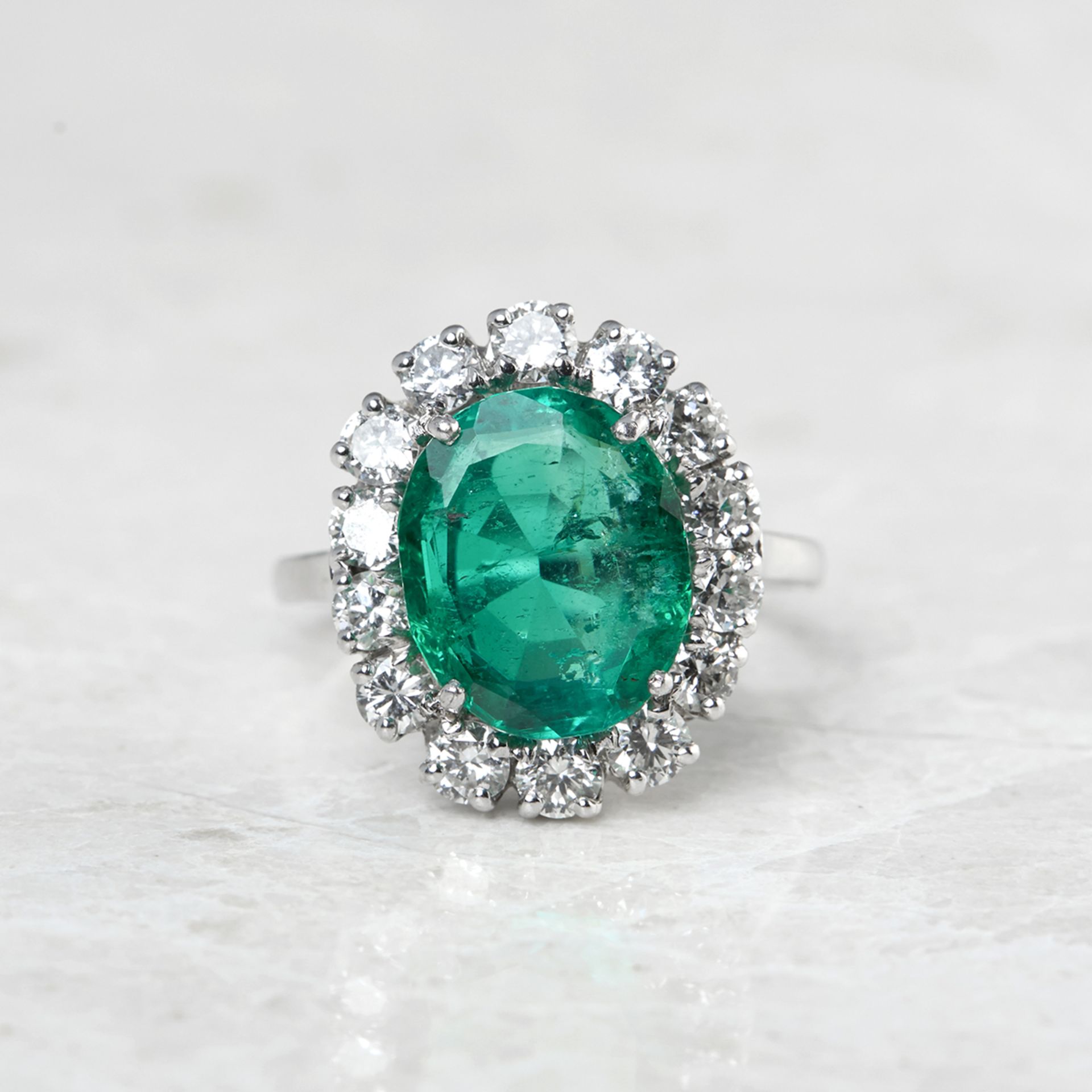 18k White Gold 4.60ct Colombian Emerald & 2.00ct Diamond Ring - Image 3 of 6