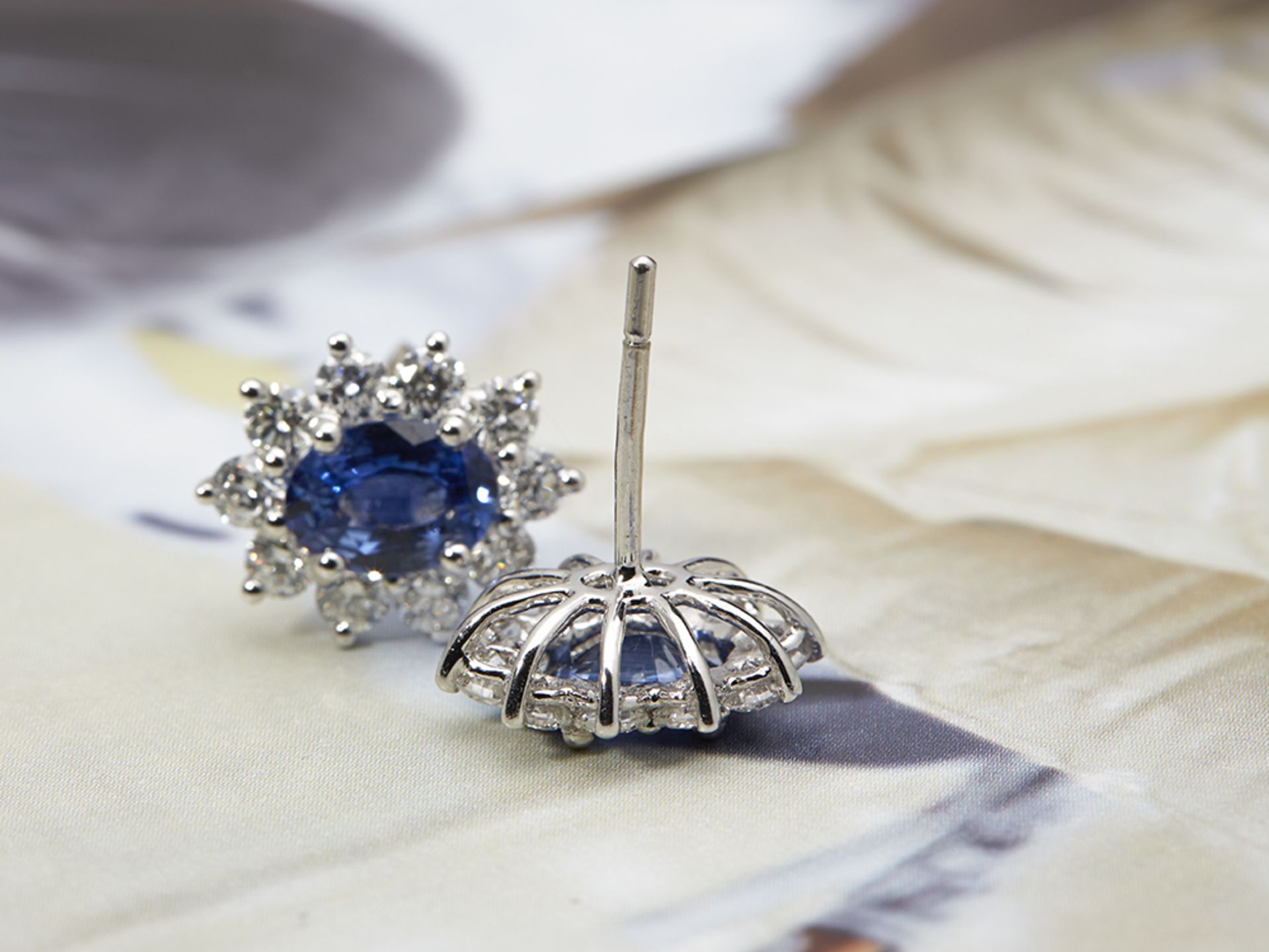 18k White Gold 5.60ct Sapphire & 1.20ct Diamond Chandelier Earrings - Image 4 of 4