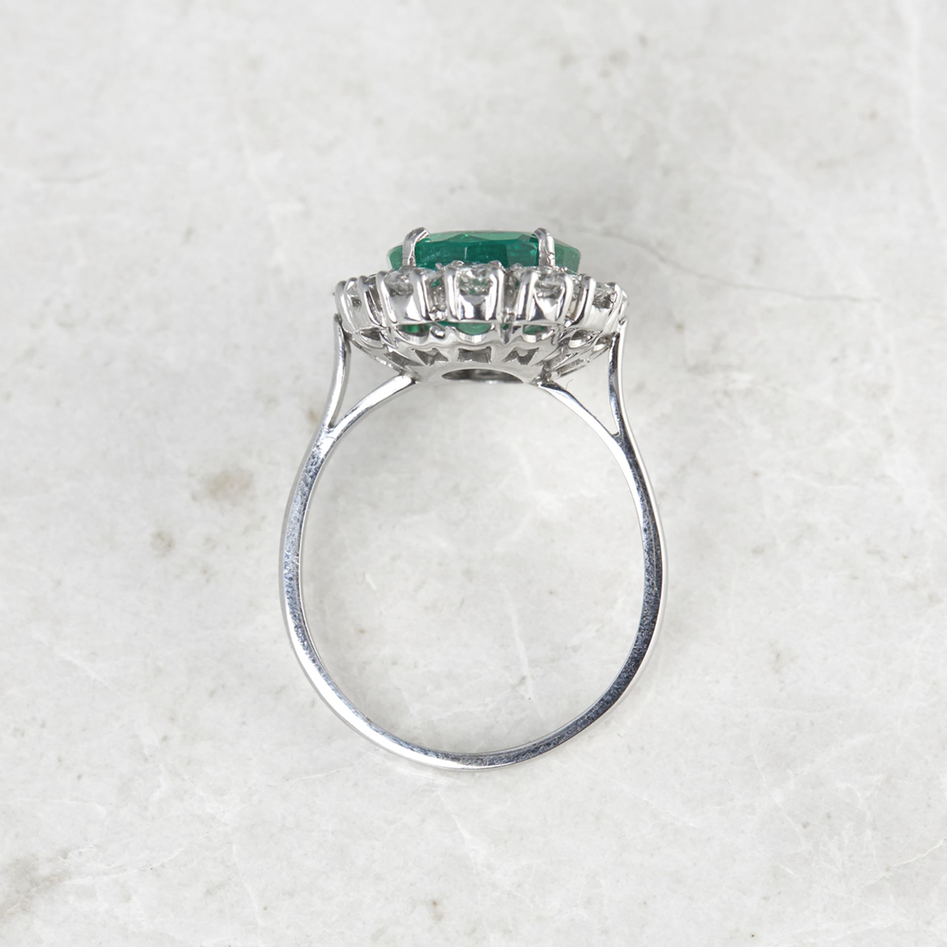 18k White Gold 4.60ct Colombian Emerald & 2.00ct Diamond Ring - Image 6 of 6