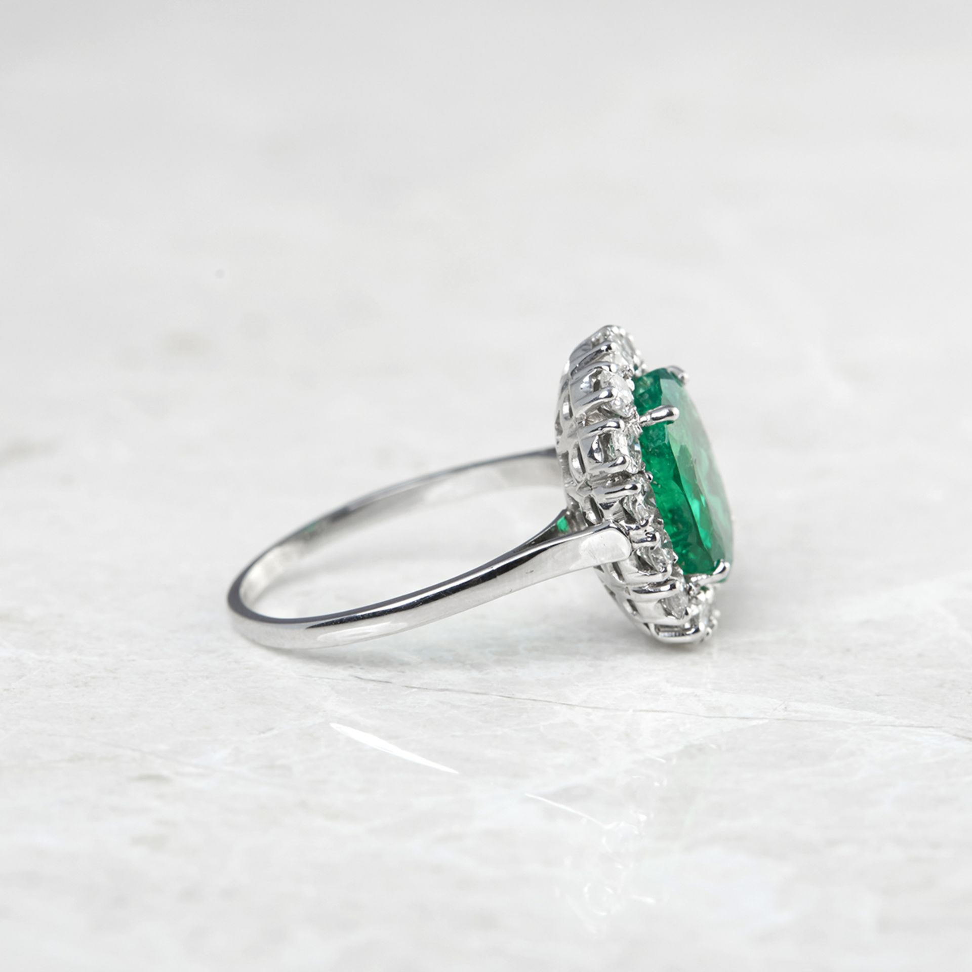 18k White Gold 4.60ct Colombian Emerald & 2.00ct Diamond Ring - Image 4 of 6