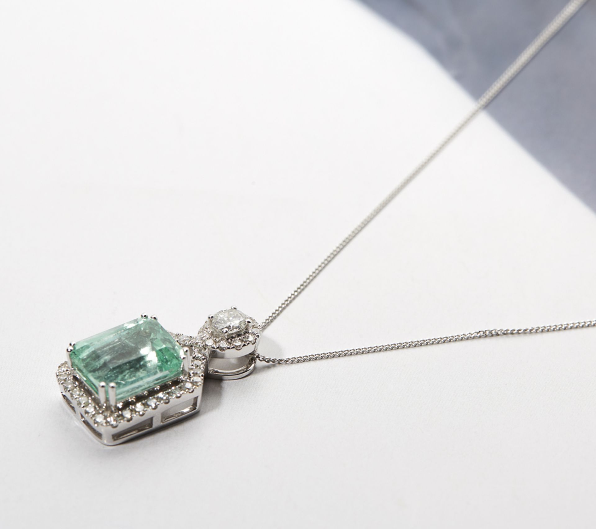 18k White Gold 5.00ct Colombian Emerald & 0.66ct Diamond Necklace