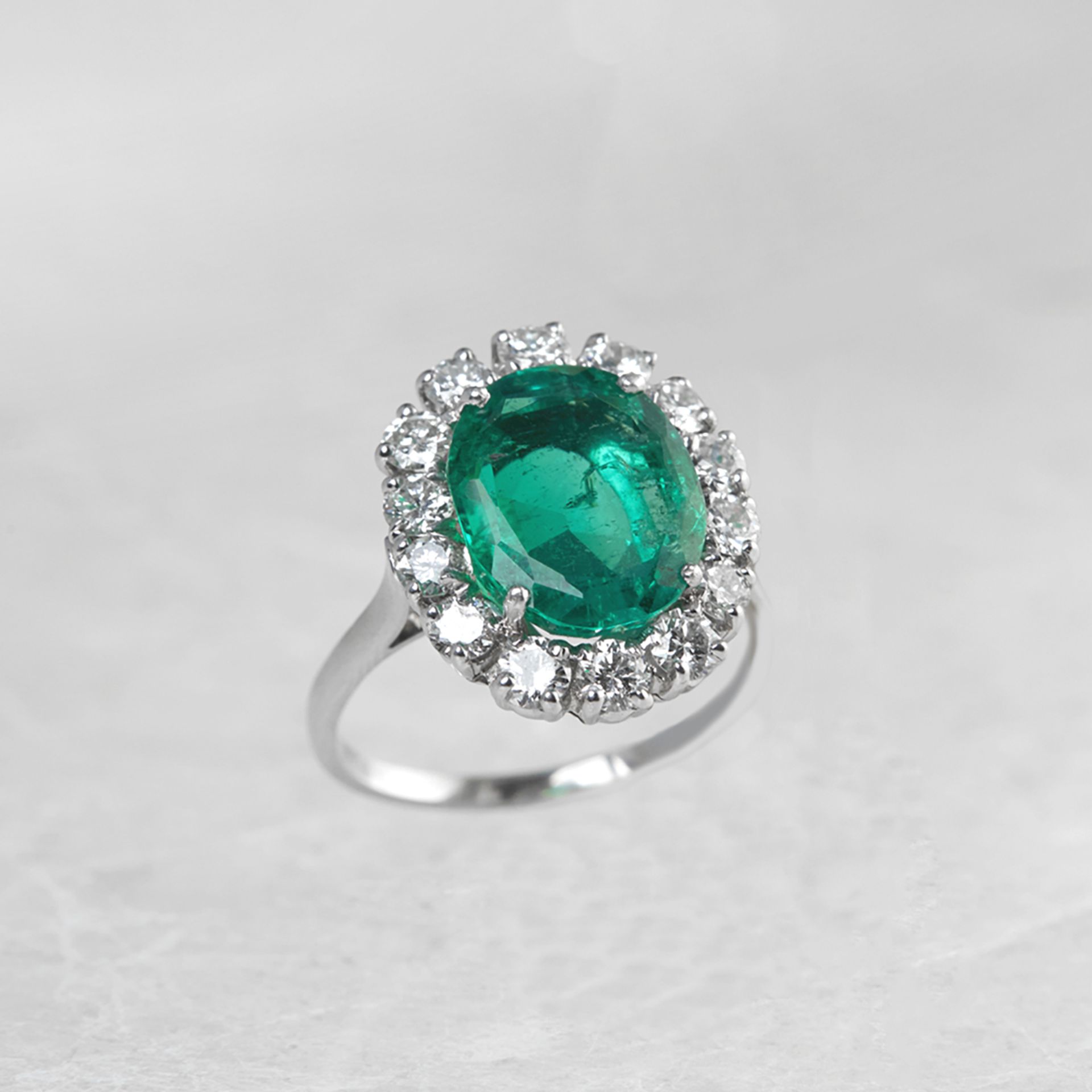 18k White Gold 4.60ct Colombian Emerald & 2.00ct Diamond Ring - Image 2 of 6