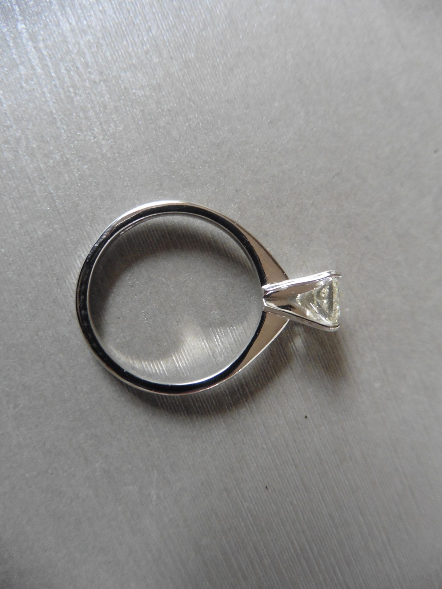 1.02ct radiant cut diamond solitaire ring set in 18ct white gold. J colour VVS2 clarity. EGL - Bild 3 aus 5
