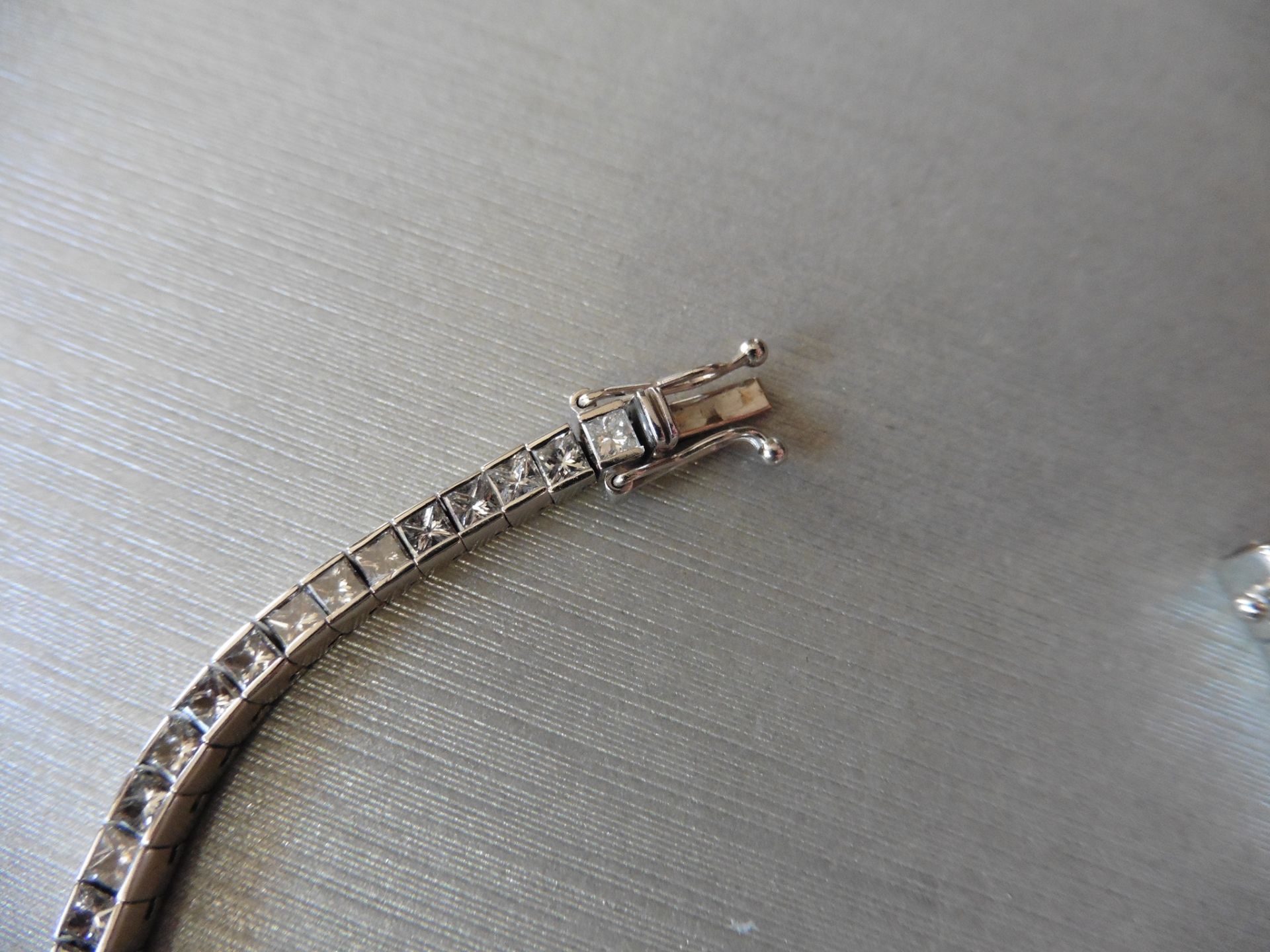 4.93ct 18ct white gold diamond tennis style bracelet set with princess cut diamonds, I/J colour. Rub - Bild 3 aus 4