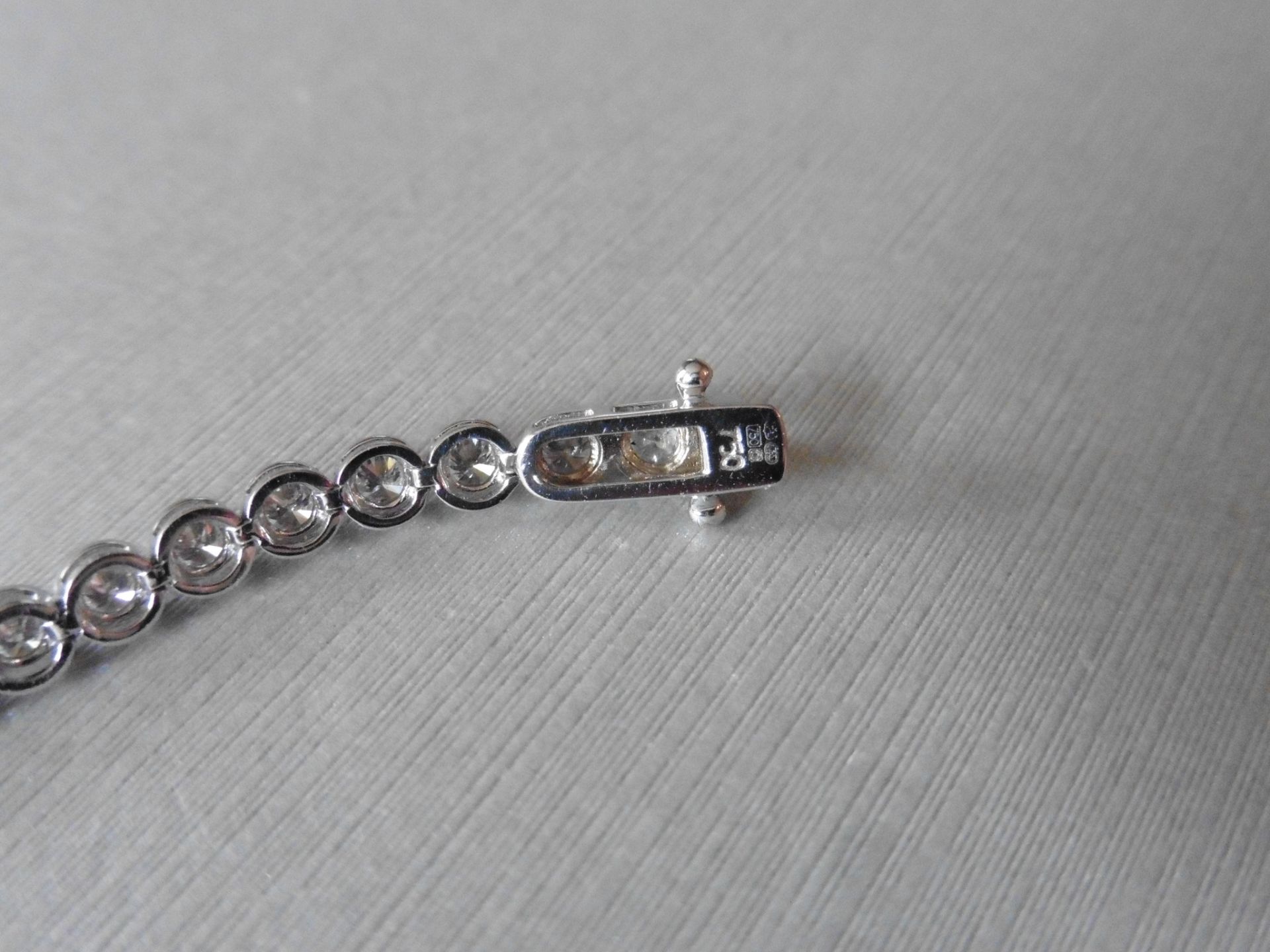 3.10ct 18ct white gold diamond tennis style bracelet set with brilliant cut diamonds. I colour, - Bild 2 aus 3