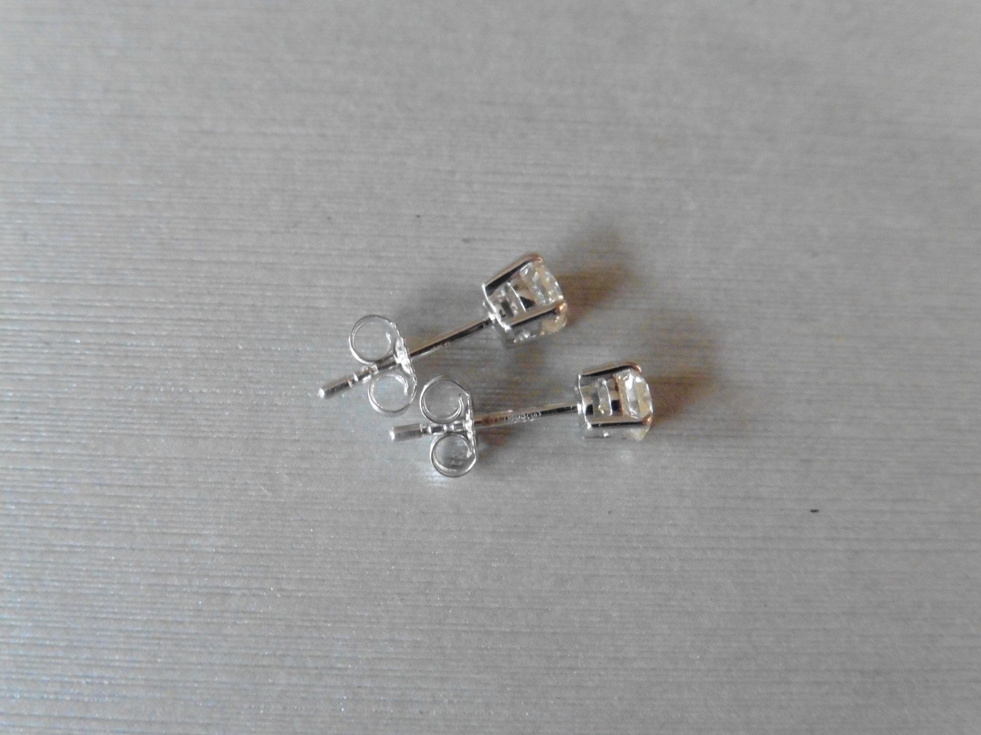 0.80ct Solitaire diamond stud earrings set with brilliant cut diamonds, SI2 clarity and I colour. - Bild 2 aus 2