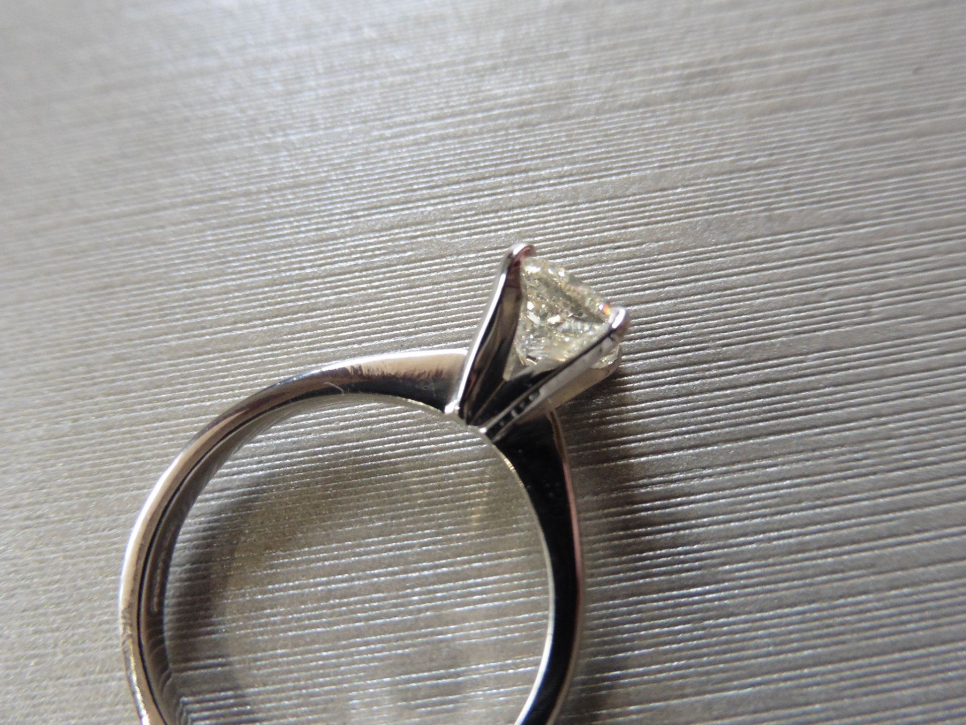 1.02ct radiant cut diamond solitaire ring set in 18ct white gold. J colour VVS2 clarity. EGL - Bild 2 aus 5