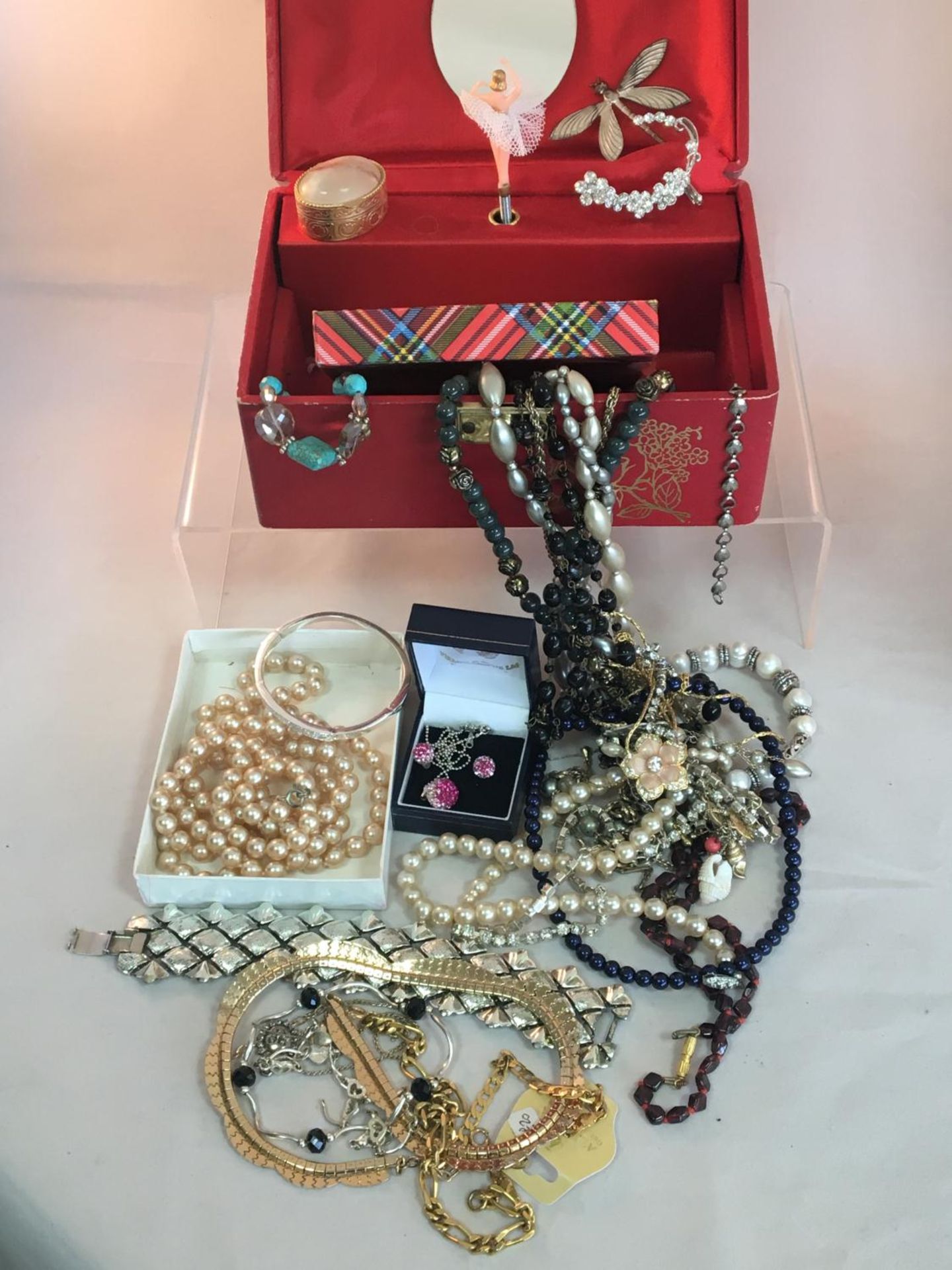 Jewellery box with good large collection of vintage costume jewellery, many items