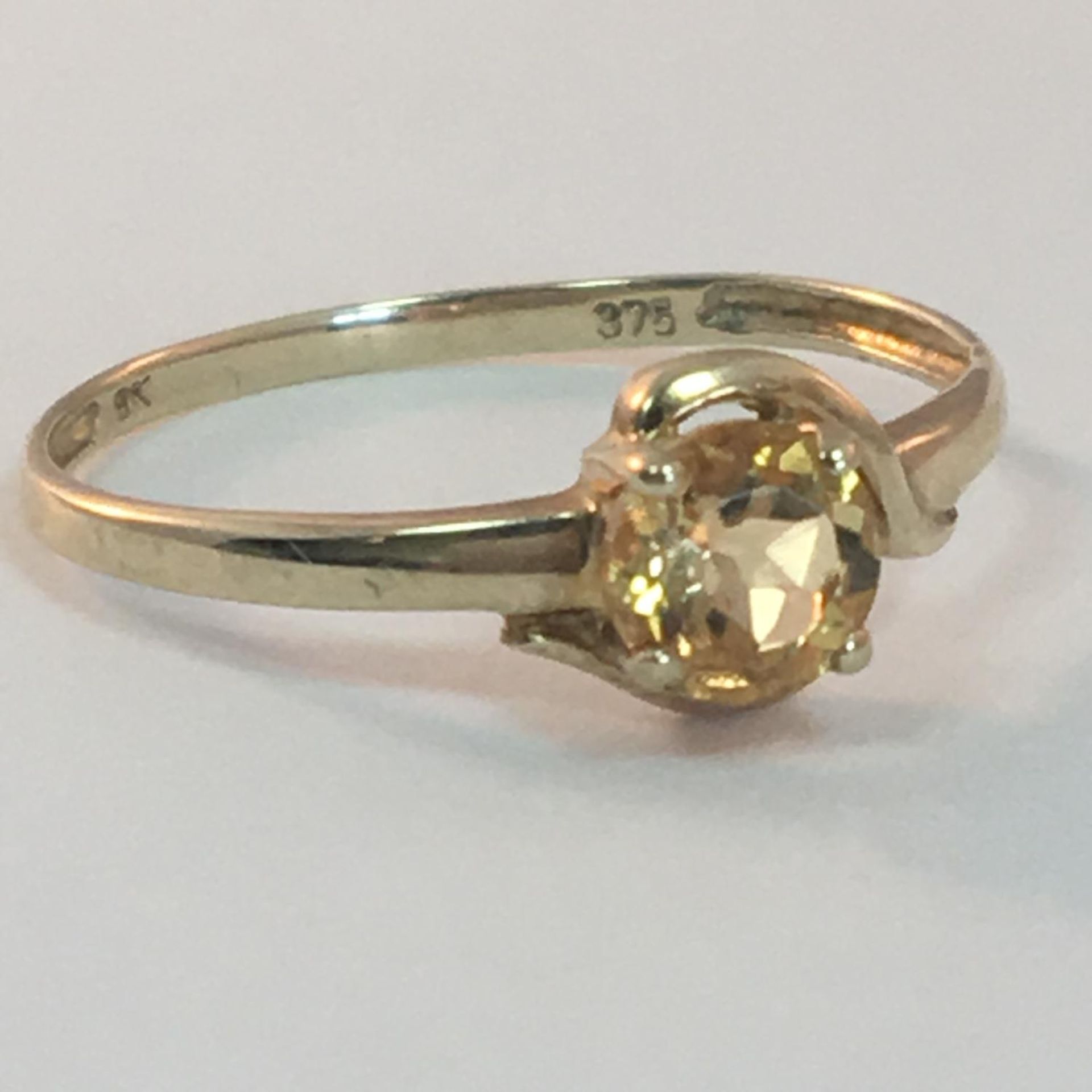 Pretty 9ct gold solitaire citrine ring, stamped 9k and 375