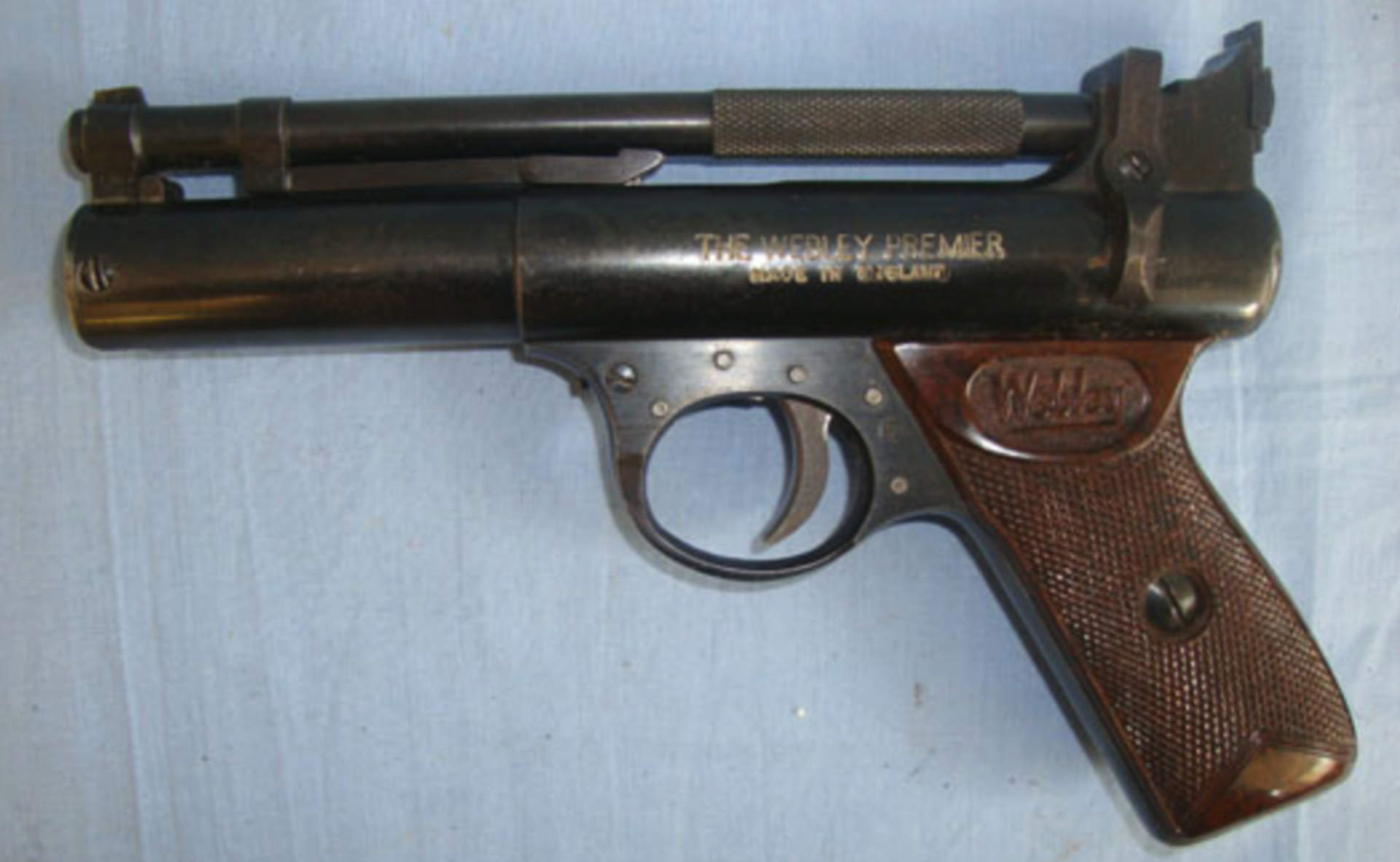 Early 1970's Webley Premier 'E' Series .22 Calibre Air Pistol With Brown Grips - Image 2 of 3