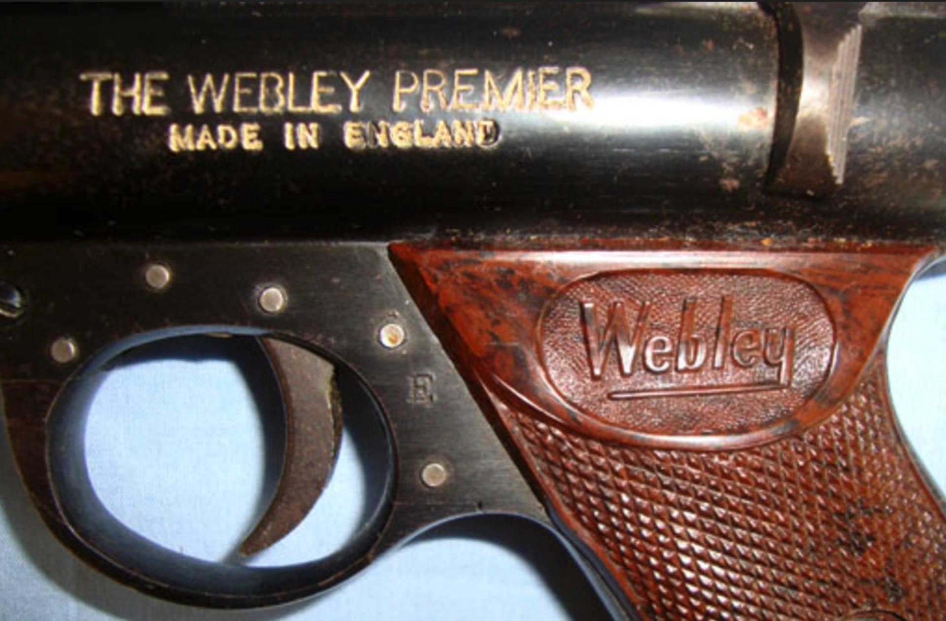 Early 1970's Webley Premier 'E' Series .22 Calibre Air Pistol With Brown Grips - Image 3 of 3