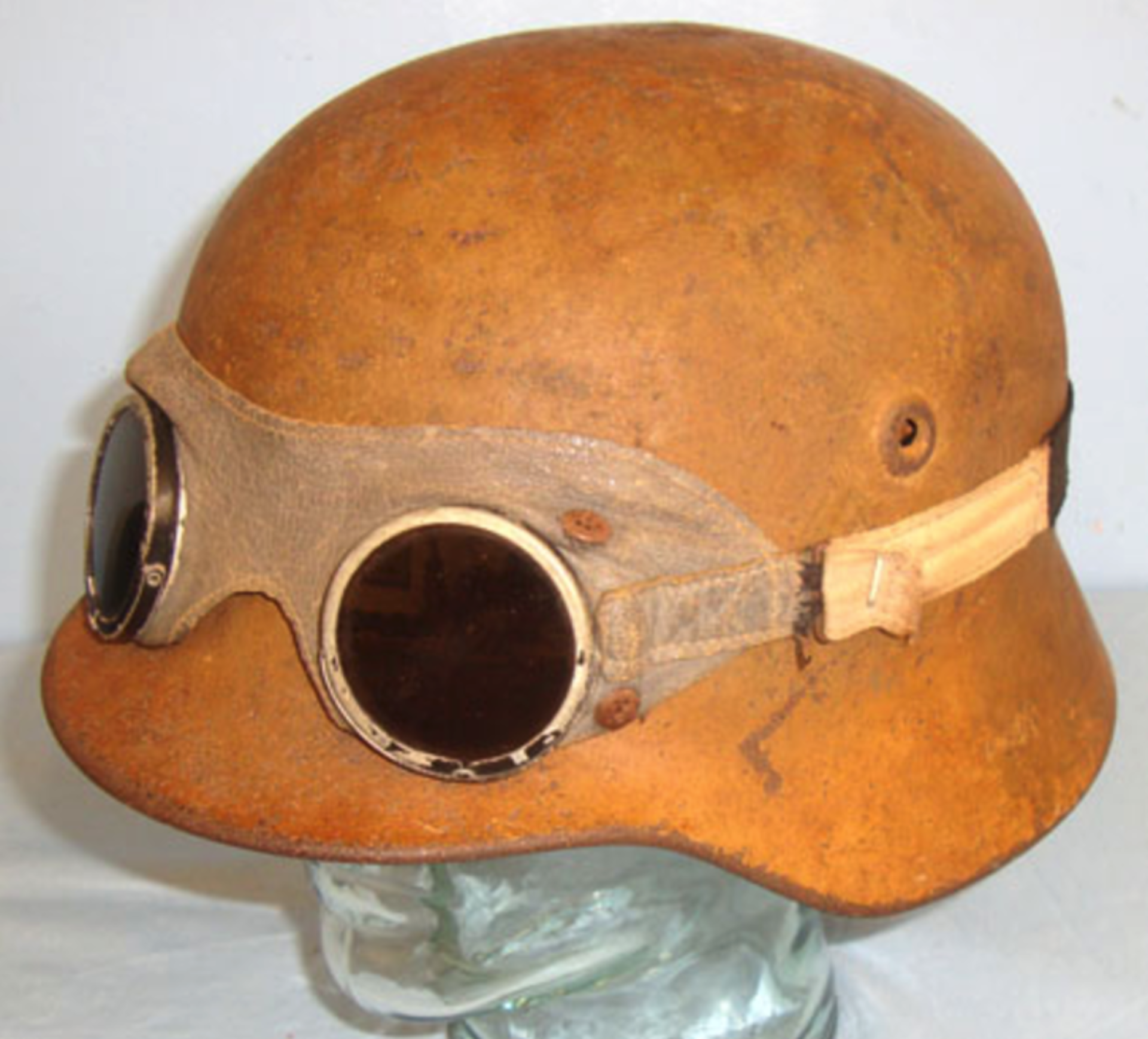 ORIGINAL, WW2 Nazi German Luftwaffe M40 Combat Helmet By ‘Q’ (Quist) - Image 2 of 3