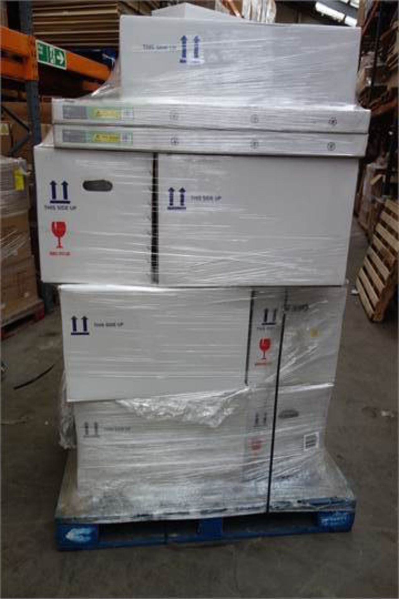 (NR25) PALLET CONTAINING 16 x ITEMS OF VARIOUS BATHROOM STOCK TO INCLUDE: 9 x FABIAN TOILET PANS.