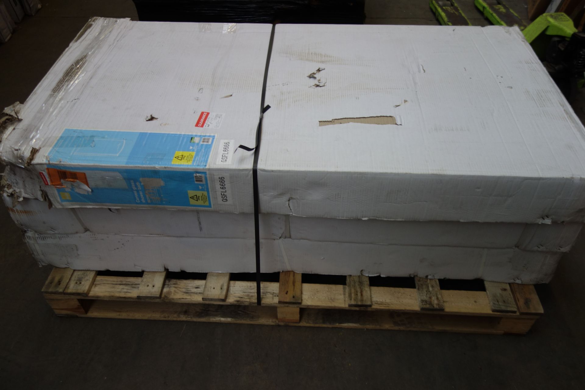 (NR19) PALLET CONTAINING 3 x B&Q Curved Glass Shower Bath Screens. RRP £199 each. - Image 3 of 3