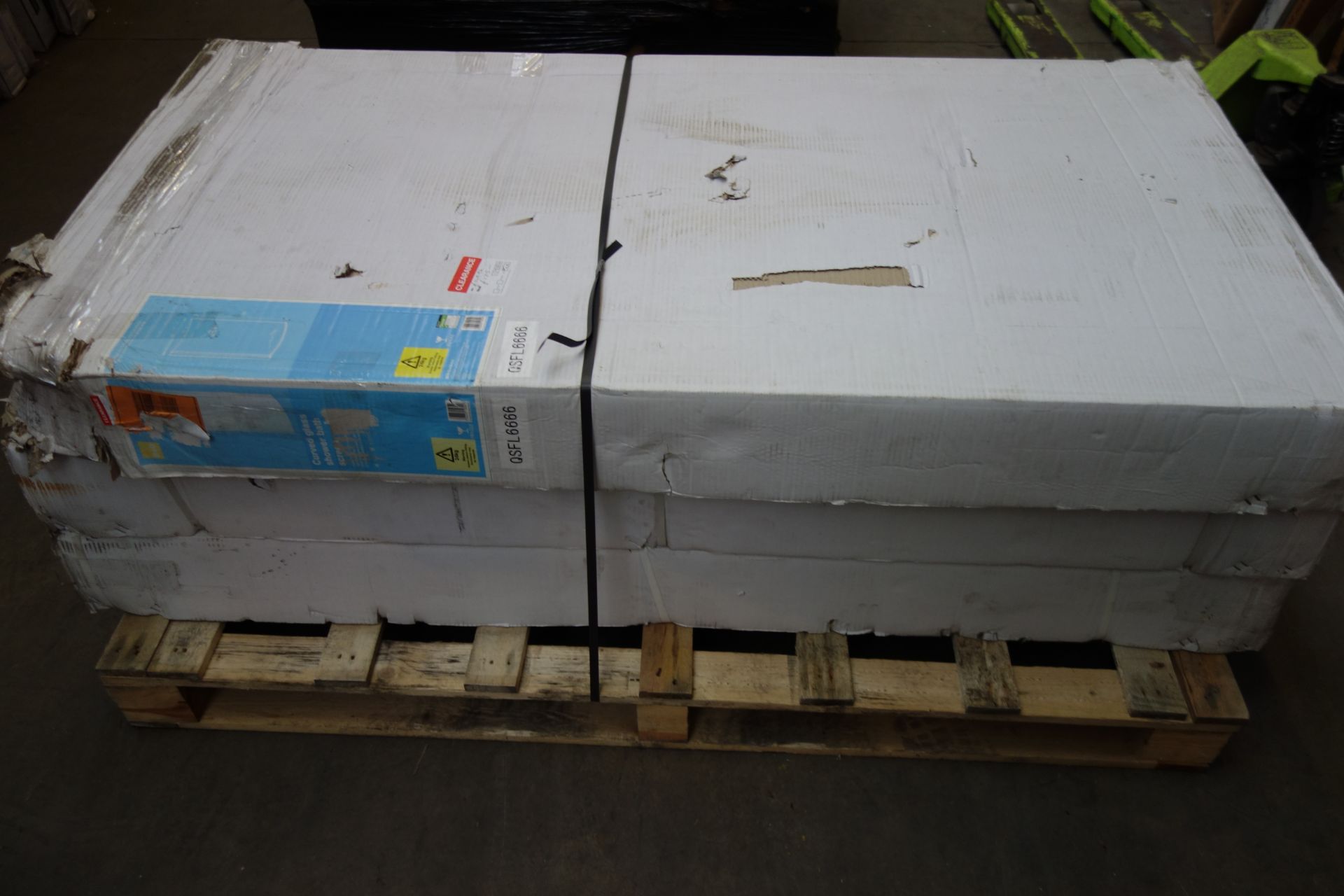 (NR19) PALLET CONTAINING 3 x B&Q Curved Glass Shower Bath Screens. RRP £199 each. - Bild 3 aus 3