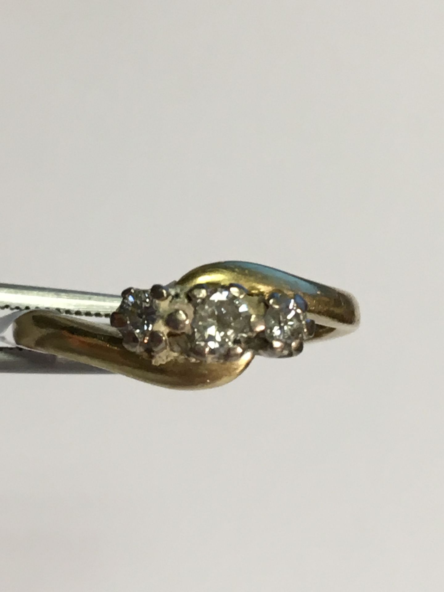 18K Yellow Gold 3 Stone 0.25 Carat High Quality Diamond Crossover Ring - Image 3 of 3