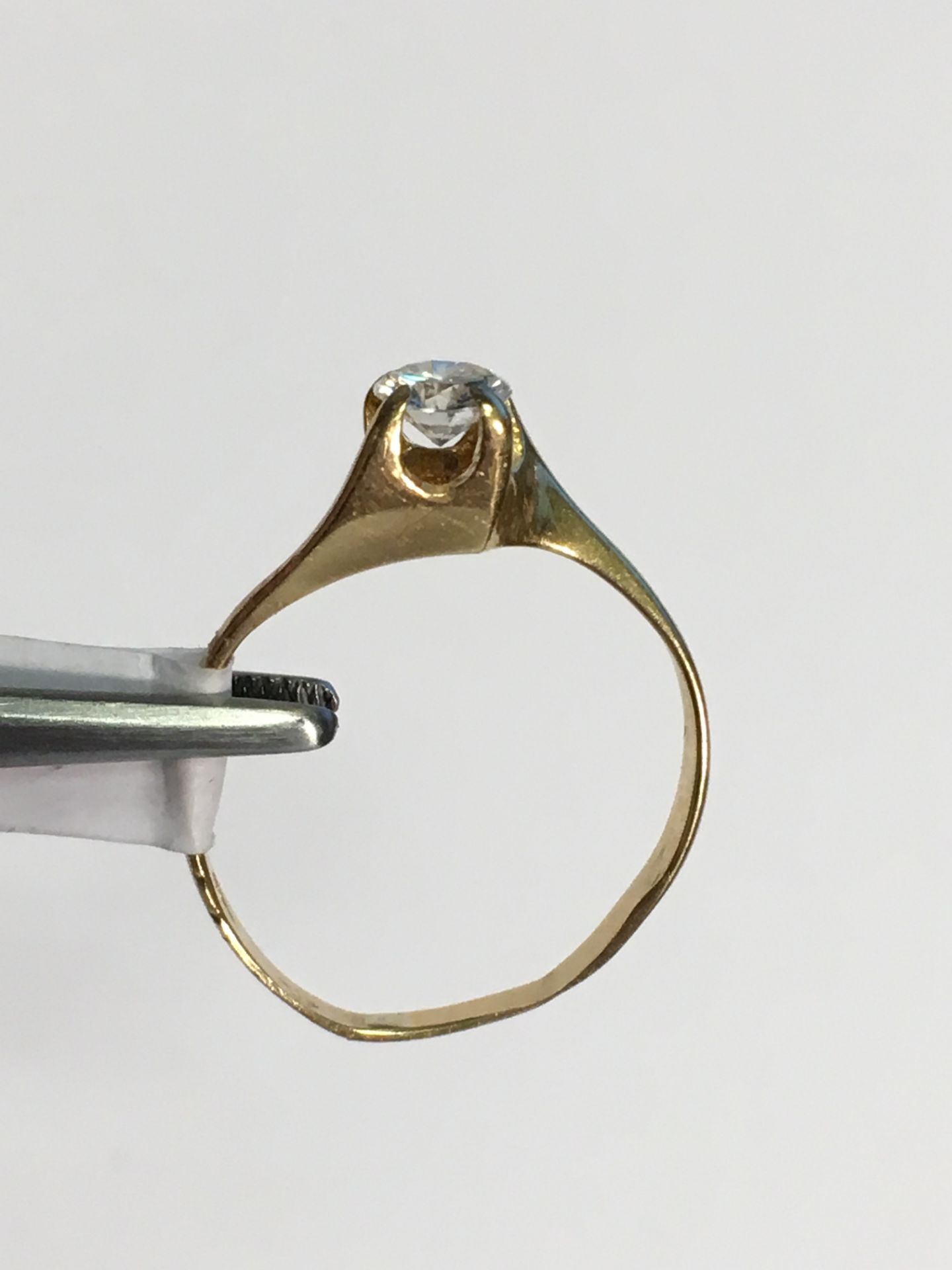 A diamond single-stone ring. The brilliant-cut diamond 0.25ct