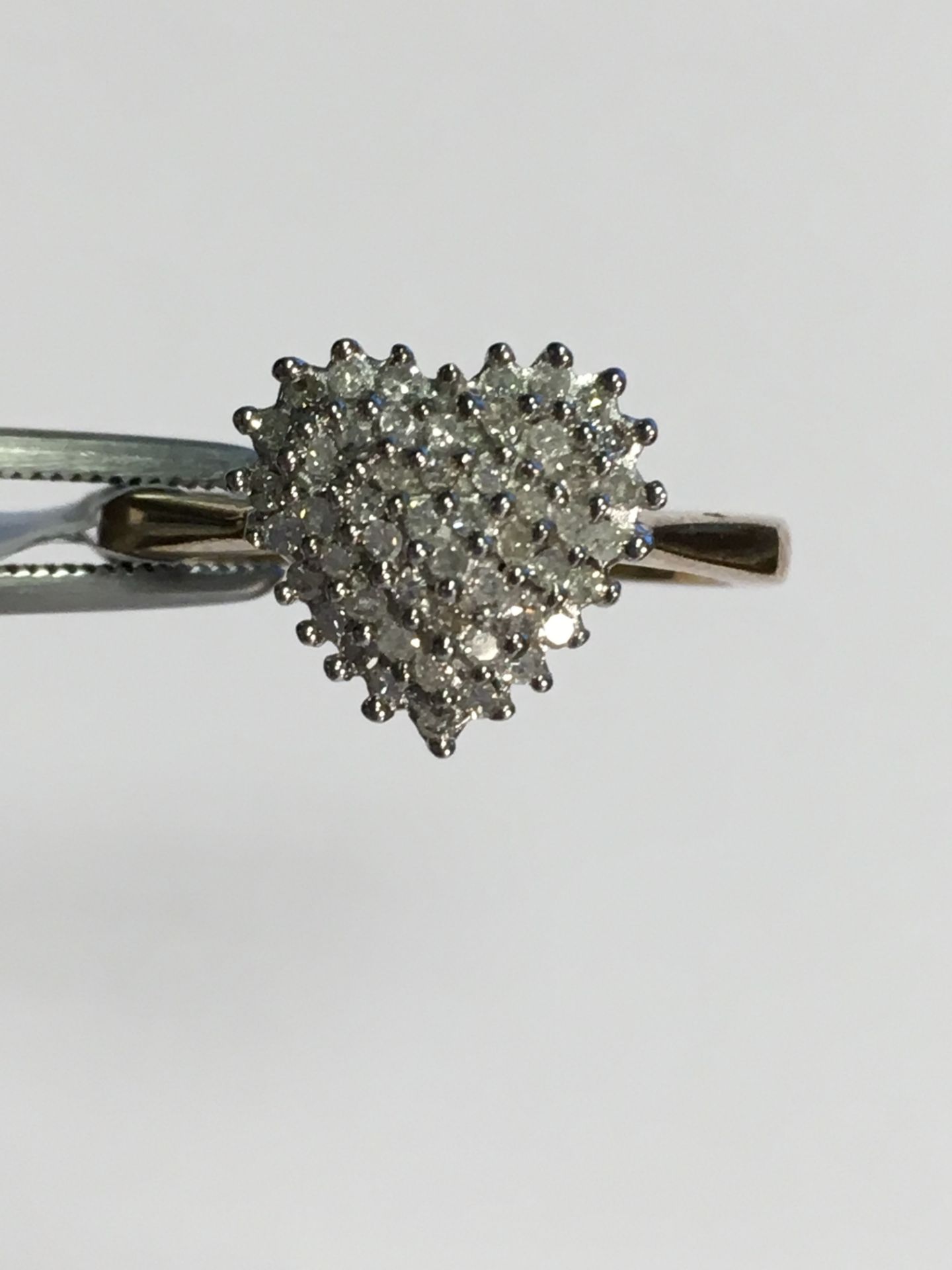 9ct Gold Heart Cluster Ring - Image 3 of 3