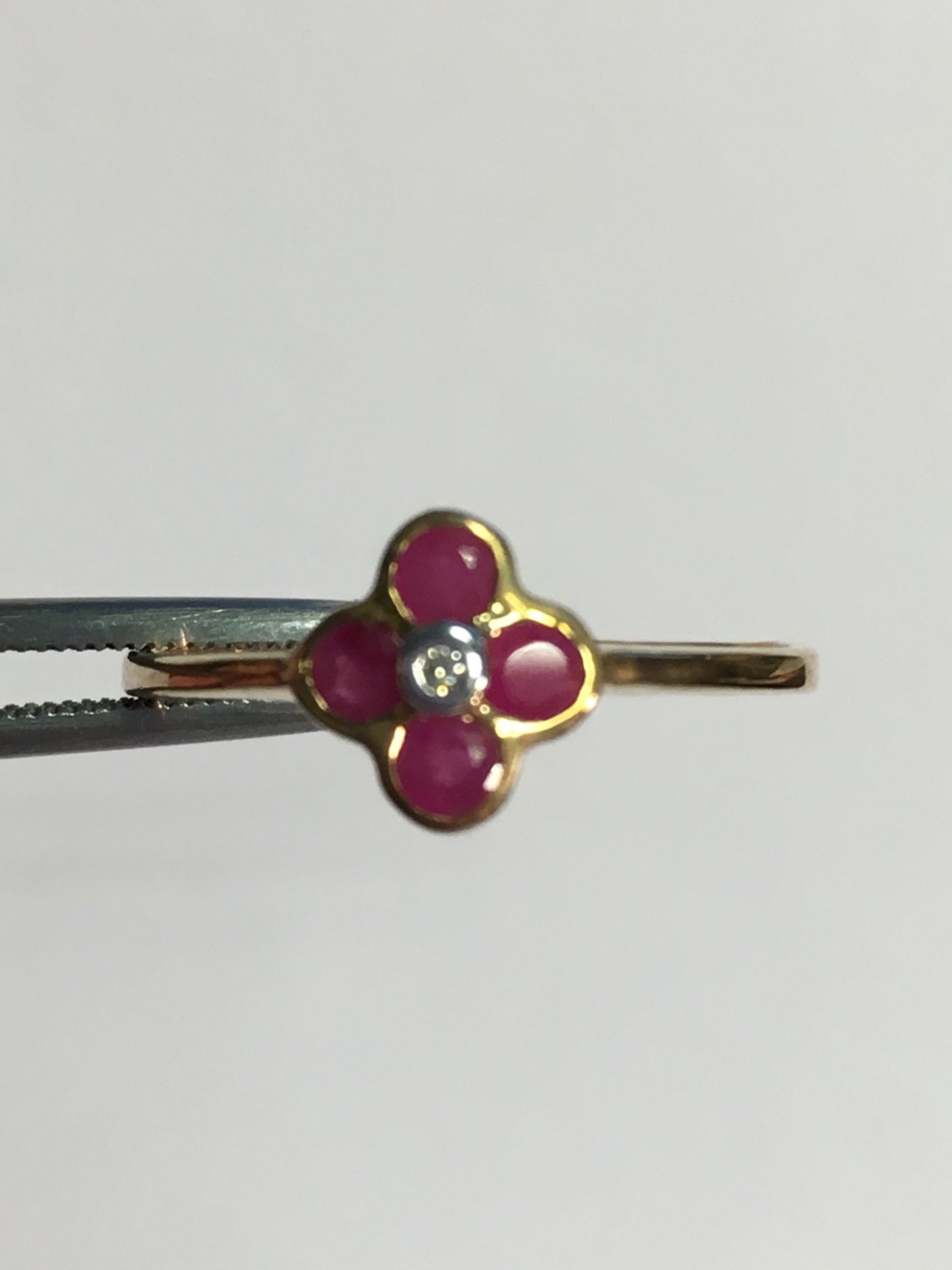 V Gold Ruby & Diamond Flower Shape Ring - Image 3 of 3