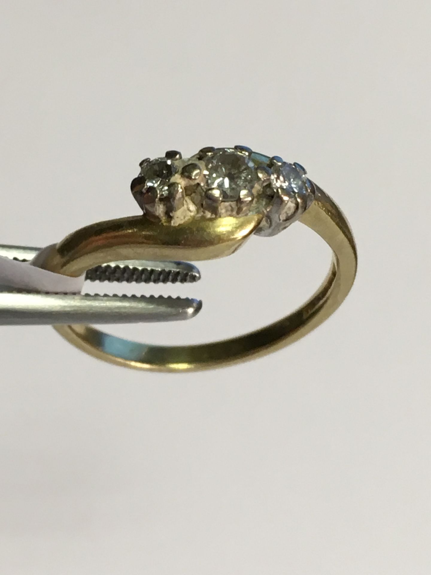 18K Yellow Gold 3 Stone 0.25 Carat High Quality Diamond Crossover Ring - Image 2 of 3