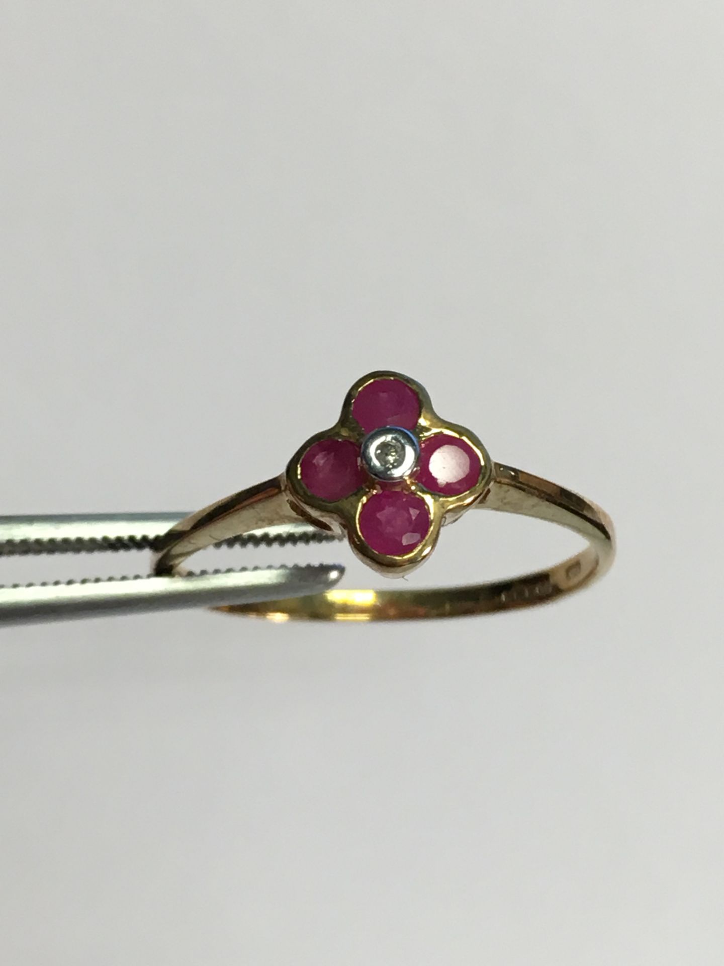 V Gold Ruby & Diamond Flower Shape Ring - Image 2 of 3