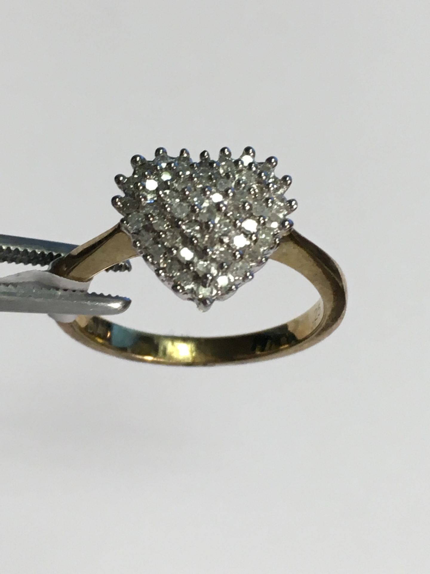 9ct Gold Heart Cluster Ring - Image 2 of 3