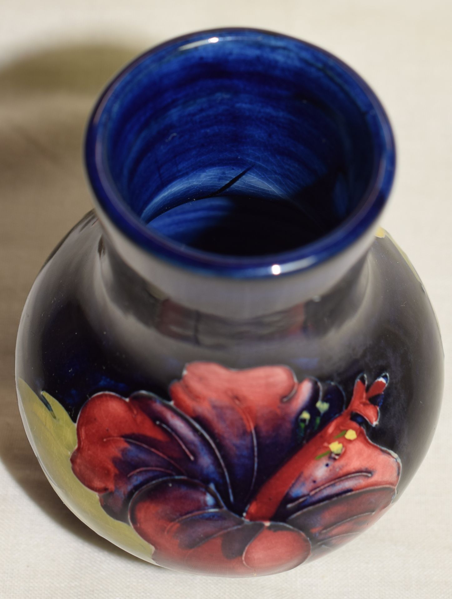 Excellent Moorcroft Hibiscus Bud Vase c1920/30s - Image 5 of 5
