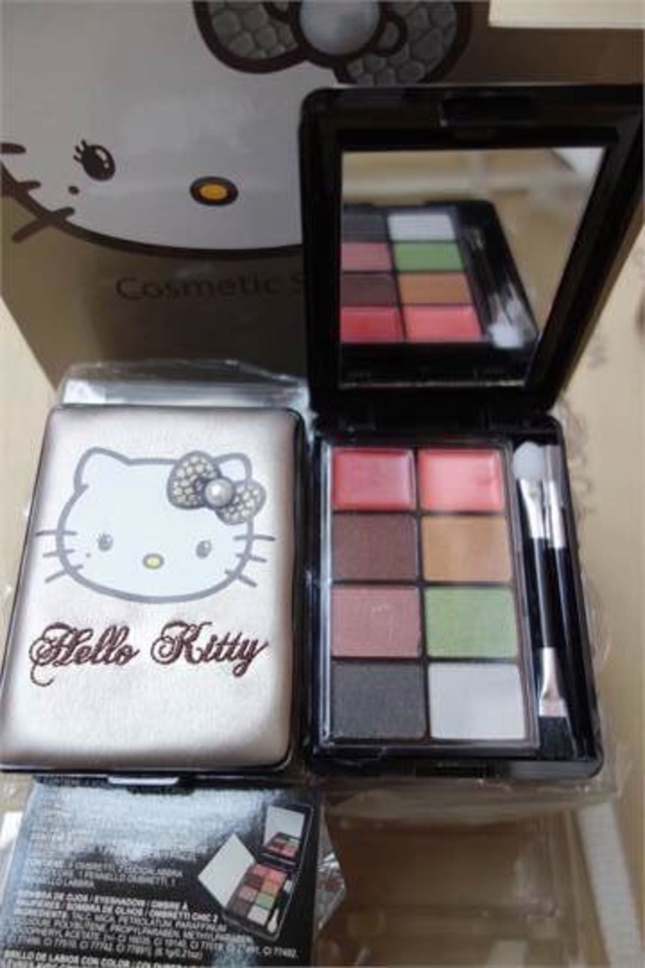 48 x Hello Kitty Cosmetic Sets - Each Set Contains 6 Eyeshadow, 2 Coloured Lip Gloss, 1 Eyebrush,