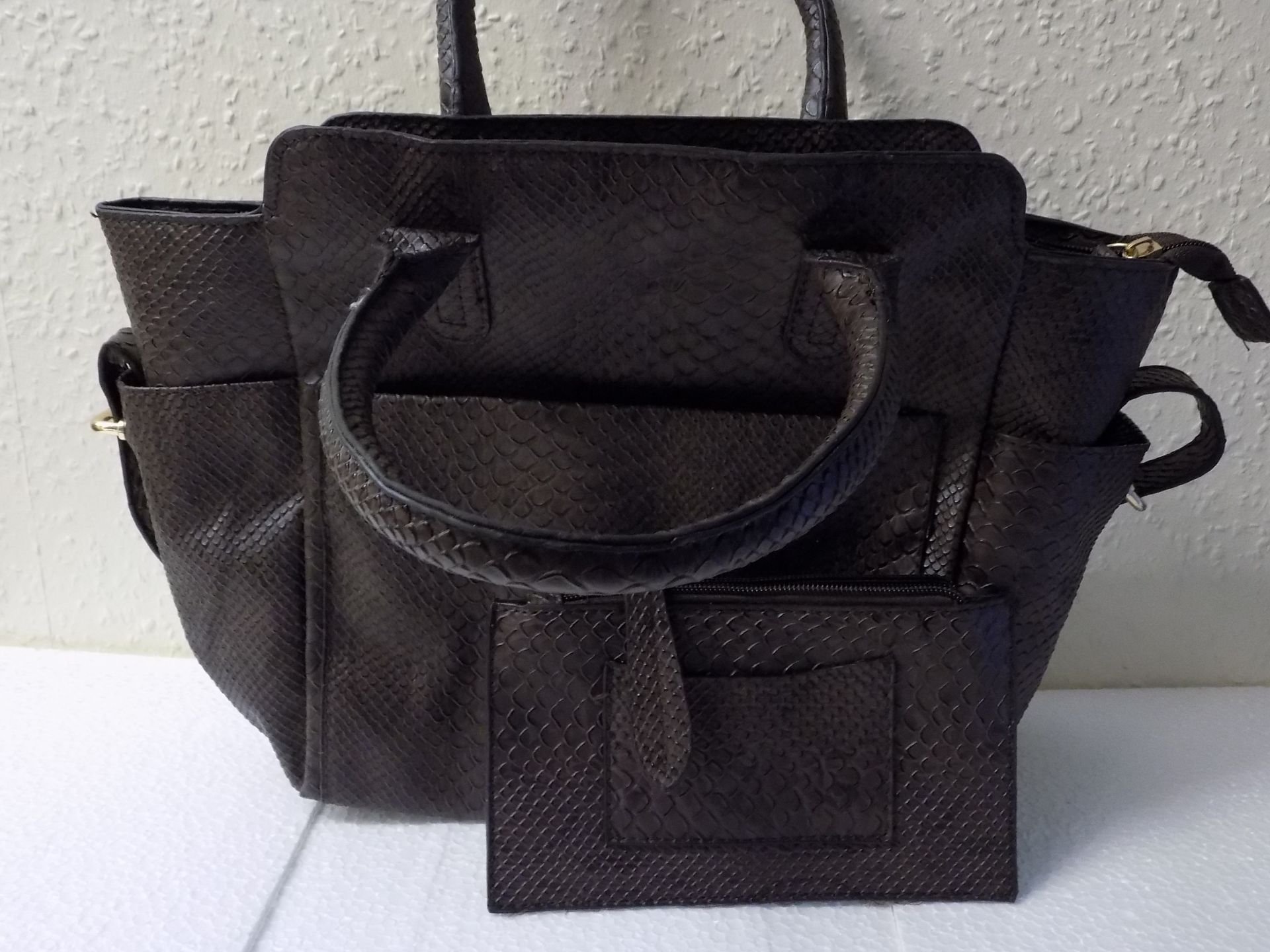 35 x Faux Snakeskin Handbags. Beautifully M9 x Excellent Quality – Ex Warehouse.