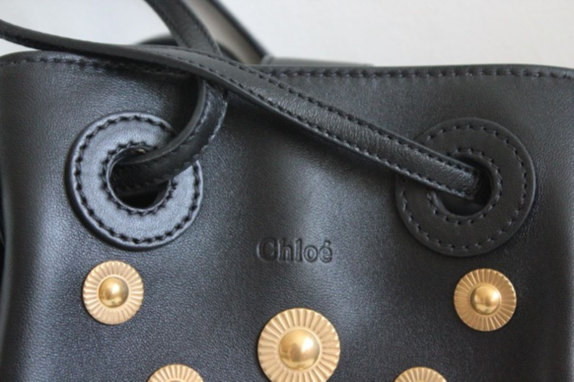 CHLOE Inez small studded textured-leather shoulder bag - Black and Gold - Image 9 of 10