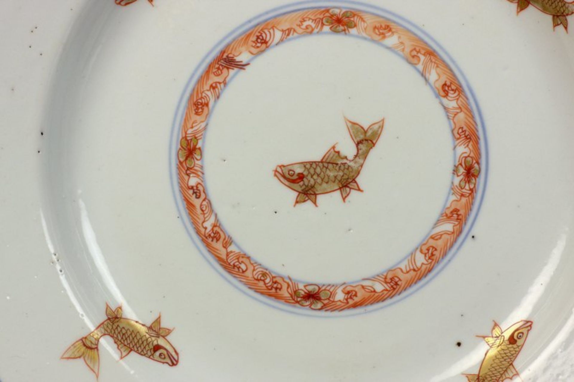 PAIR ANTIQUE CHINESE KANGXI FISH PAINTED PLATES 1662-1722 - Image 2 of 7