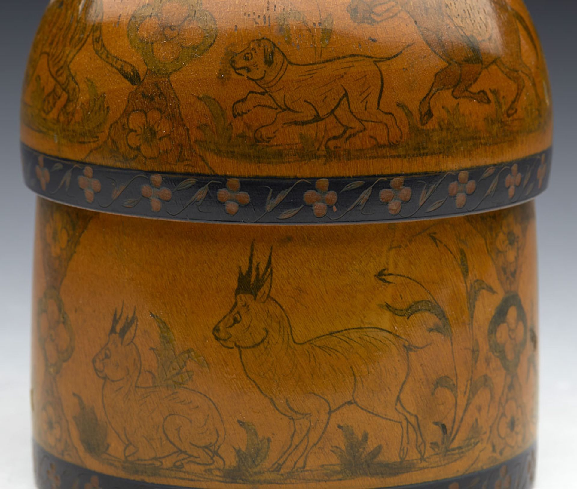 ANTIQUE INDIAN WOODEN LIDDED JAR PAINTED WITH ANIMALS & FIGURES 19TH C. - Image 3 of 10