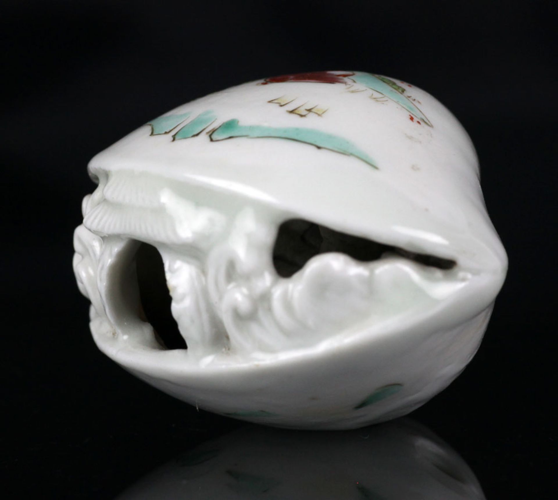 JAPANESE HIRADO PORCELAIN CLAMS DREAM NETSUKE MEIJI PERIOD - Image 7 of 10