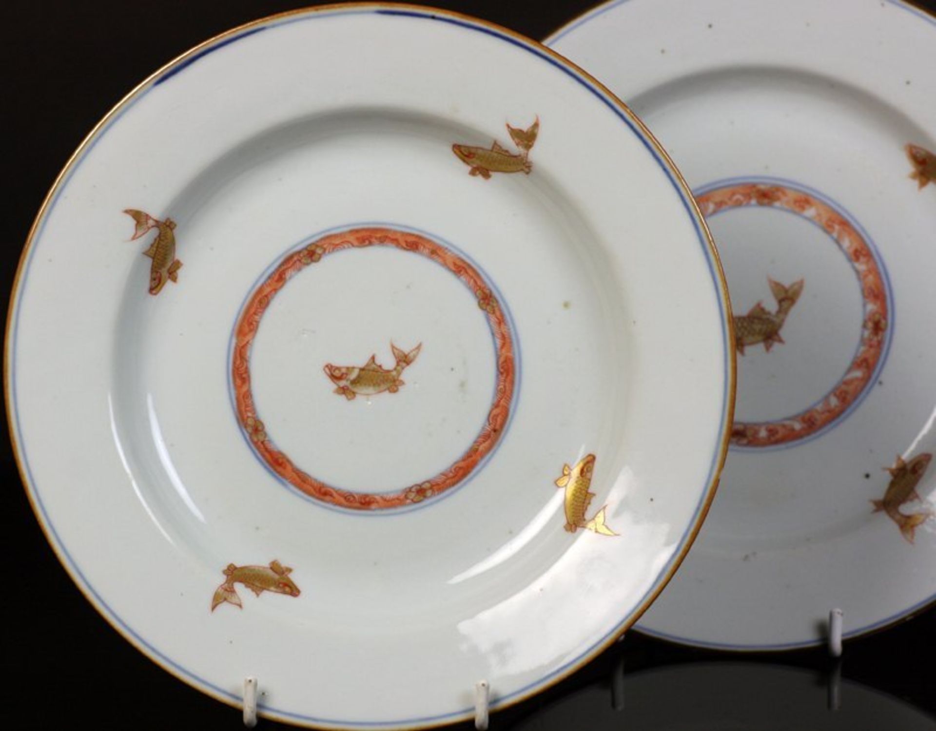 PAIR ANTIQUE CHINESE KANGXI FISH PAINTED PLATES 1662-1722 - Image 3 of 7