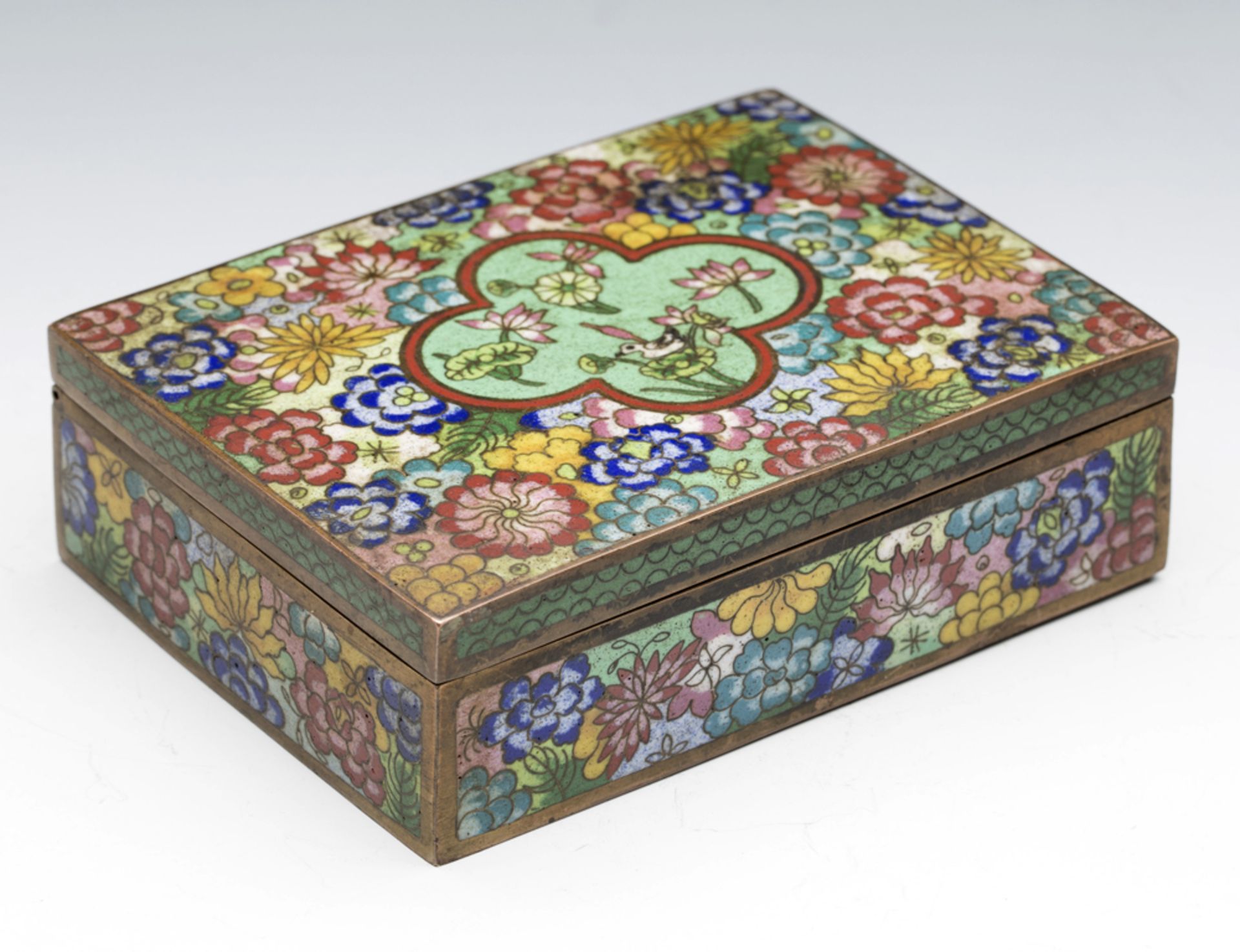ANTIQUE CHINESE FLORAL DESIGN CLOISONNE LIDDED BOX C.1910