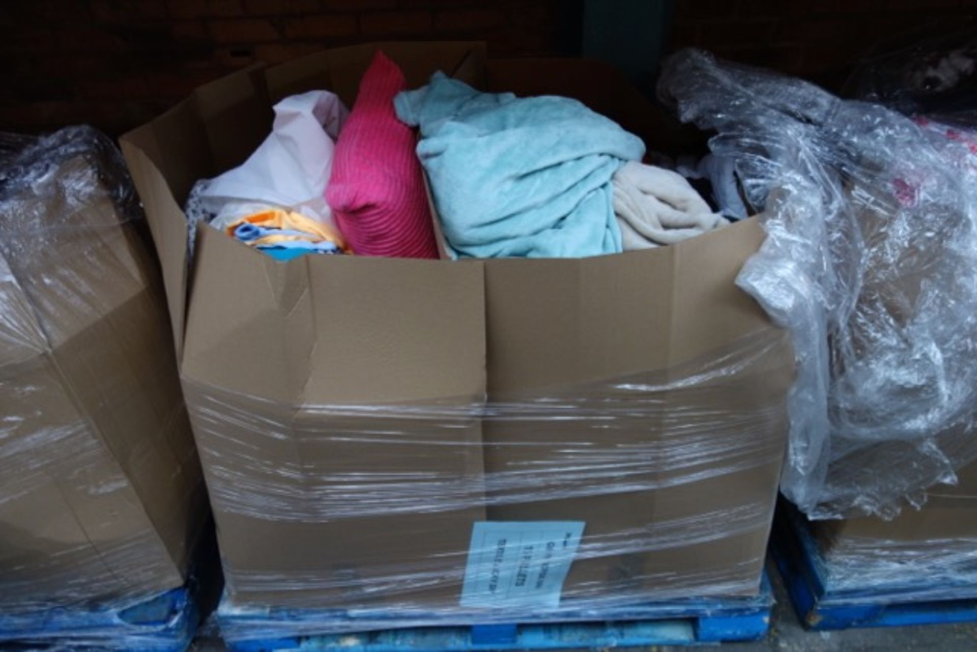 Large Pallet of Various Asda Textiles to include items such as: curtains, throws, pillows,