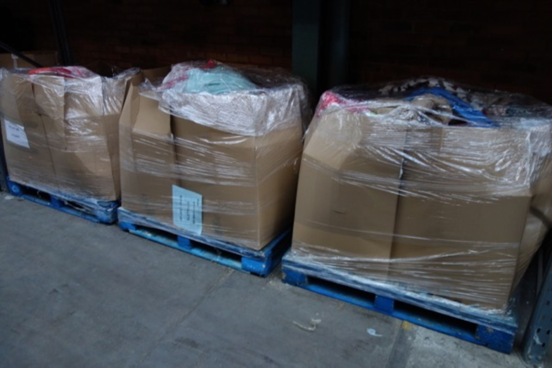 Large Pallet of Various Asda Textiles to include items such as: curtains, throws, pillows, - Image 2 of 8