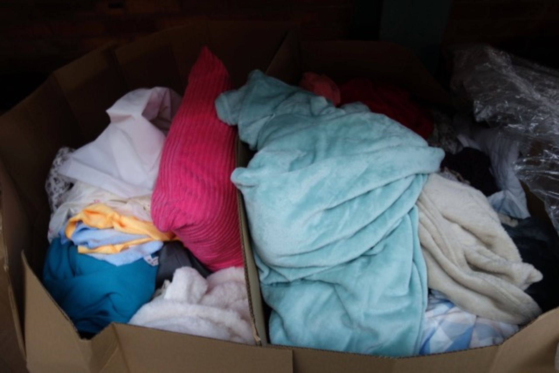Large Pallet of Various Asda Textiles to include items such as: curtains, throws, pillows, - Image 4 of 8