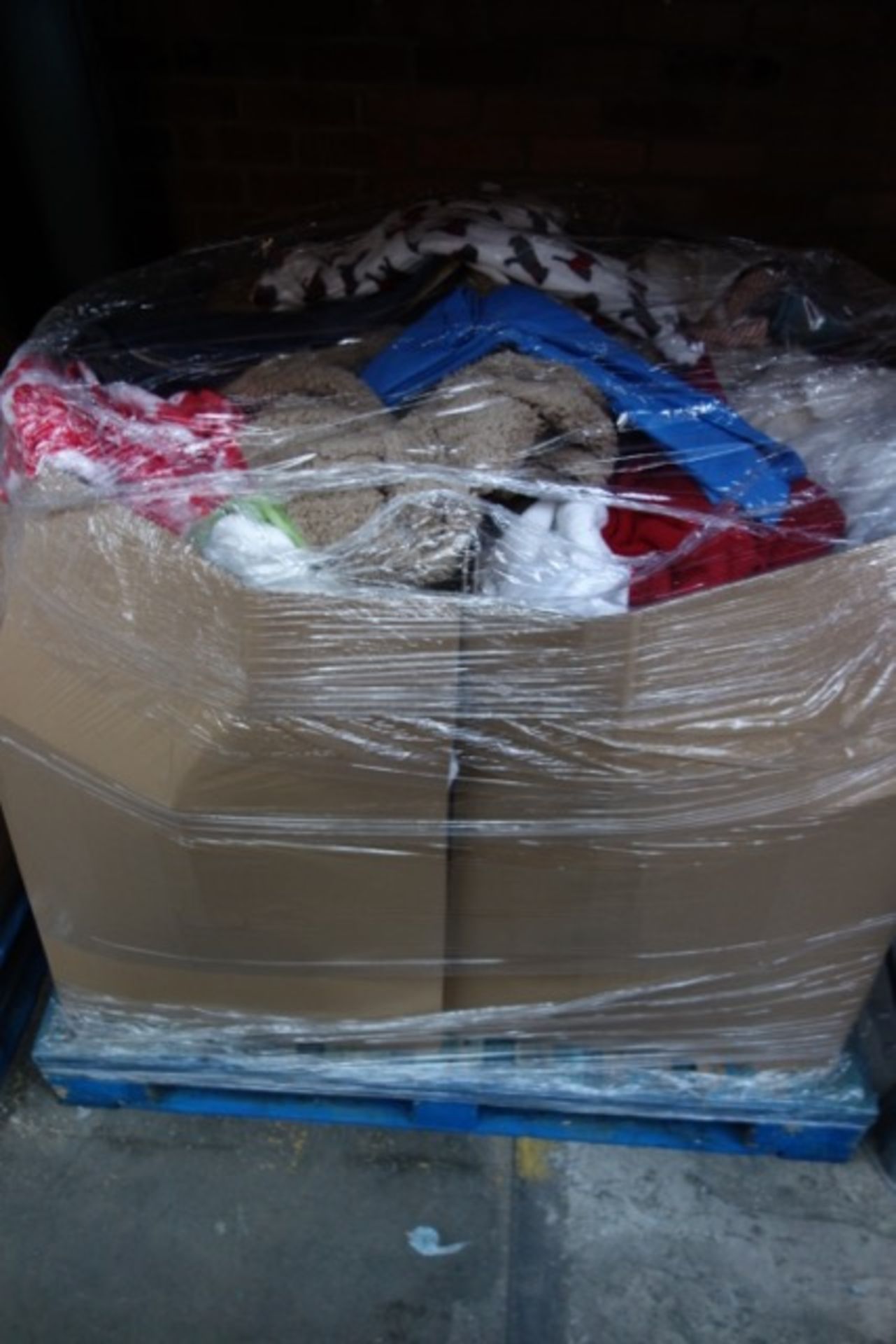 Large Pallet of Various Asda Textiles to include items such as: curtains, throws, pillows, - Image 8 of 8