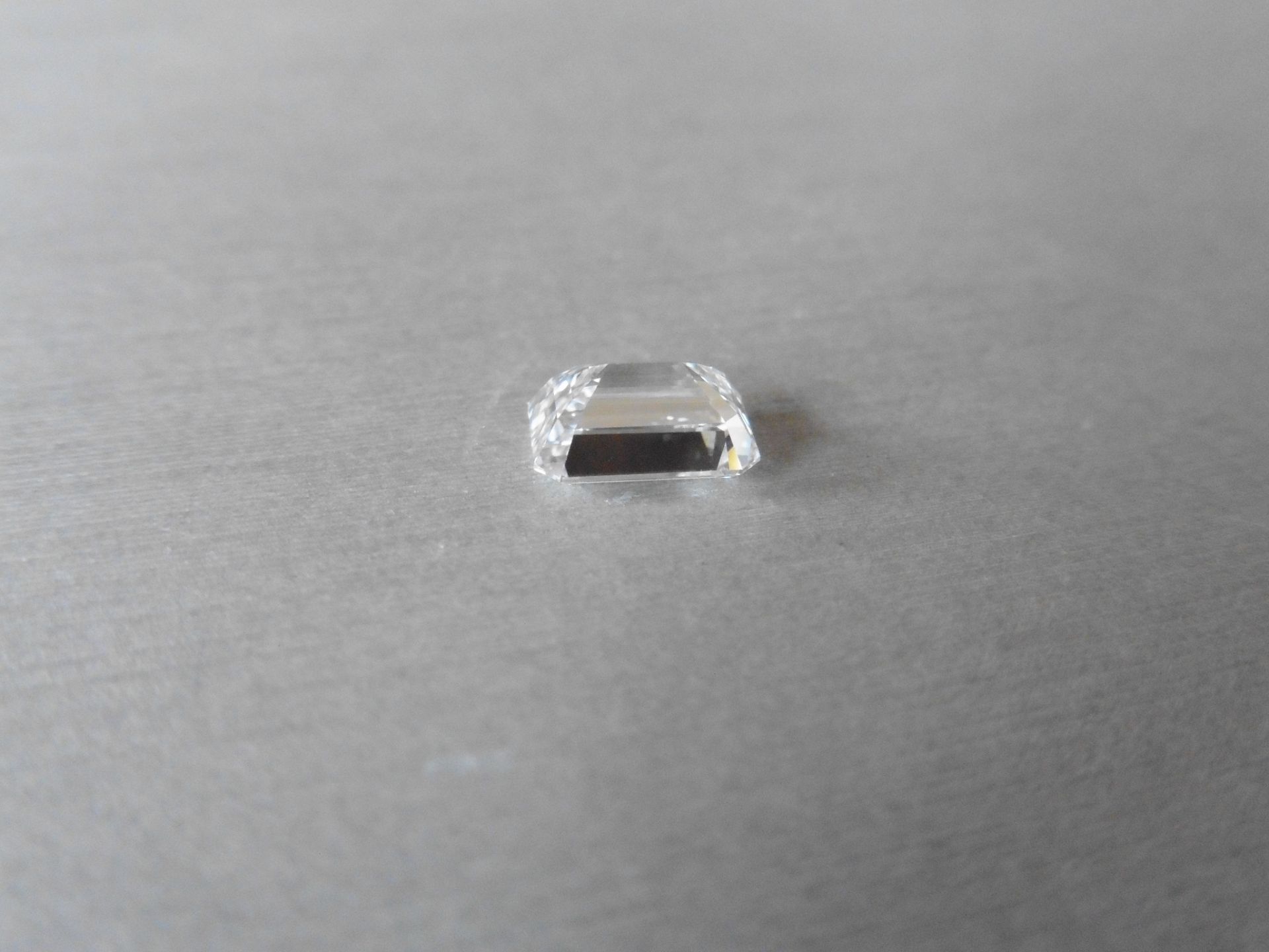 2.00ct single emerald cut diamond. Measures 8.46 x 6.01 x 3.94mm. E colour VS1 clarity. - Image 4 of 6